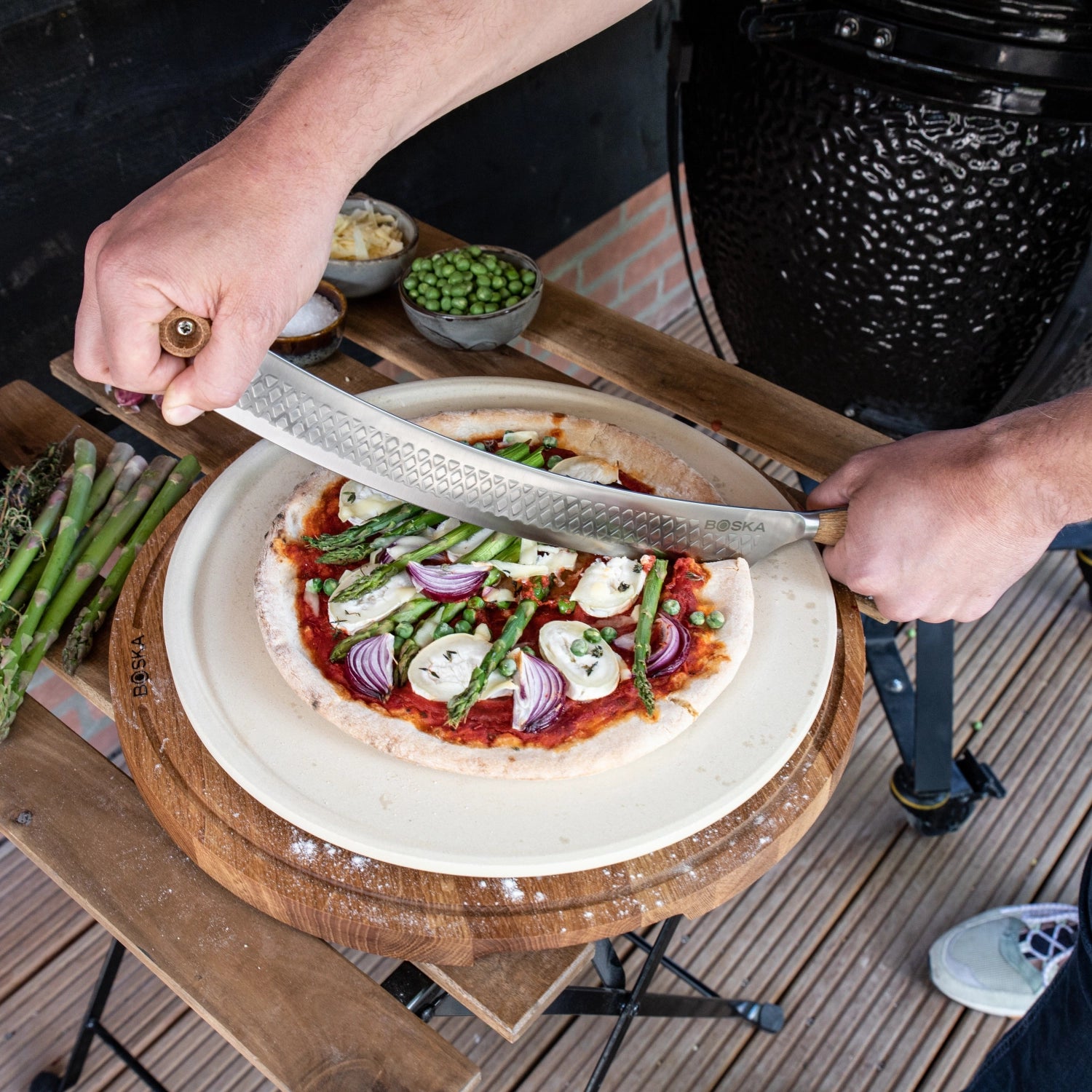 Hochwertiges Pizzamesser aus Edelstahl mit stilvollem Eichenholzgriff, ideal für präzises und einfaches Schneiden von Pizzastücken.
