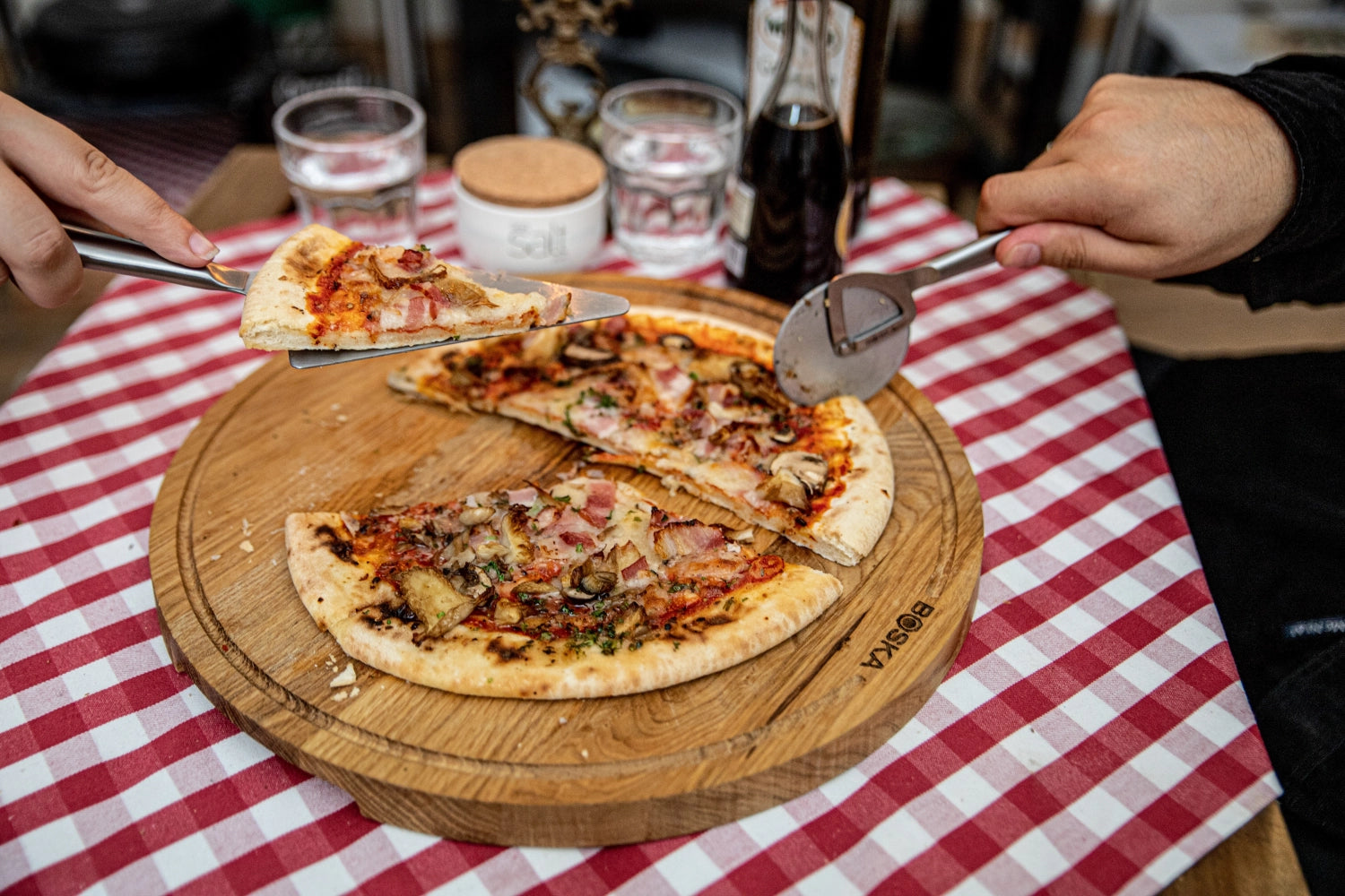 Eleganter Pizzaschneider Copenhagen von Boska, vereint Ästhetik und Effizienz für müheloses Schneiden von Pizza in gleichmäßige Stücke.