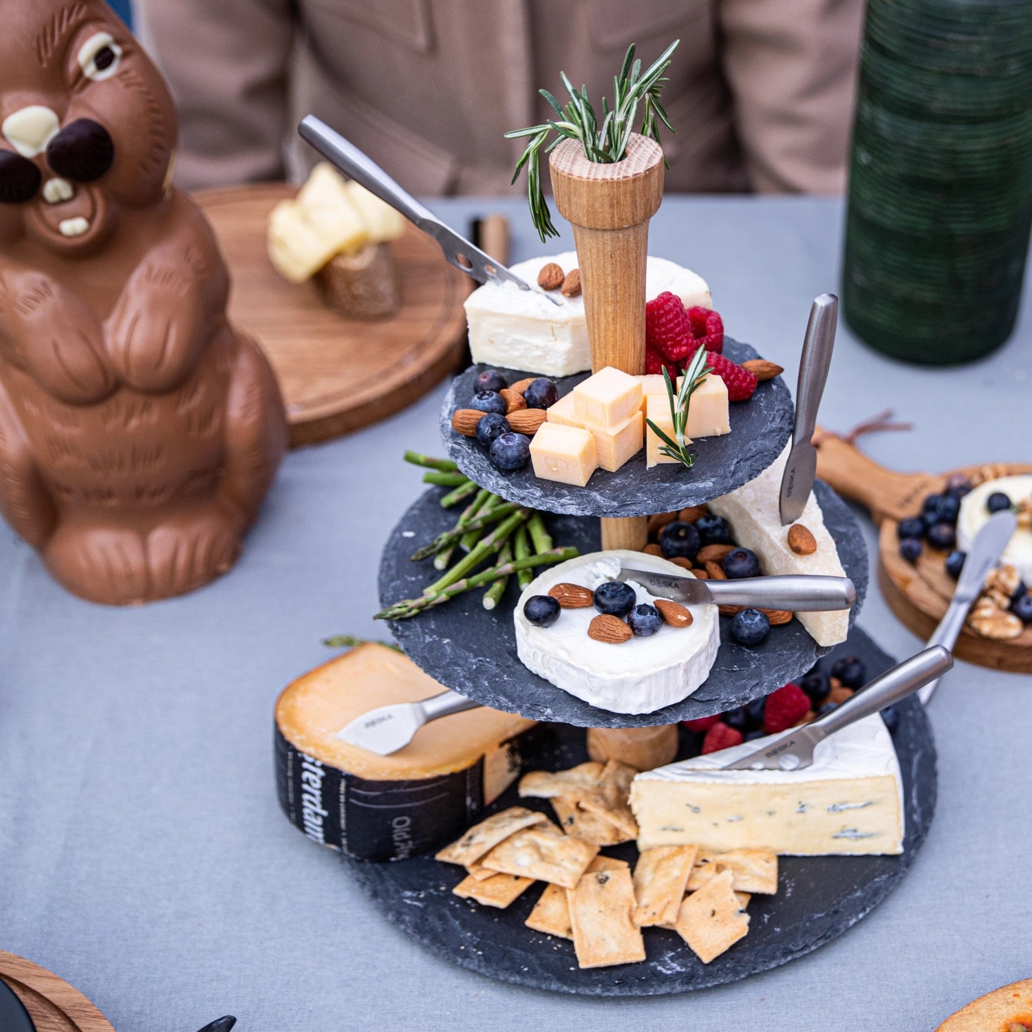Eleganter Party Tower in Schwarz aus Edelstahl und Schiefer mit Eiche, ideal für stilvolle Präsentation von Torten und Snacks.