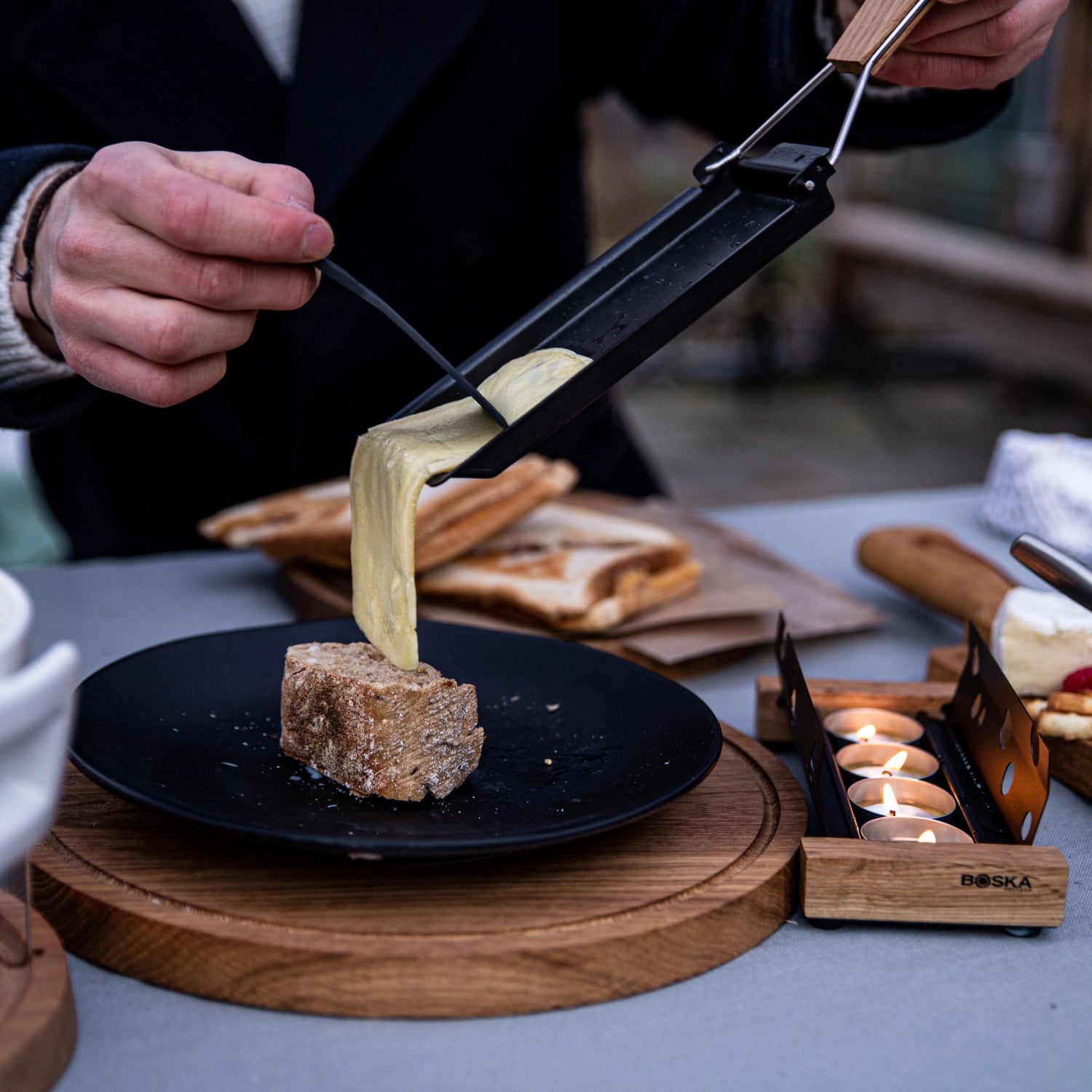 Kompakte Partyclette® ToGo Oslo aus Eiche, perfekt für gesellige Raclette-Momente unterwegs, Maße: 19.5x9.5x5.0cm.
