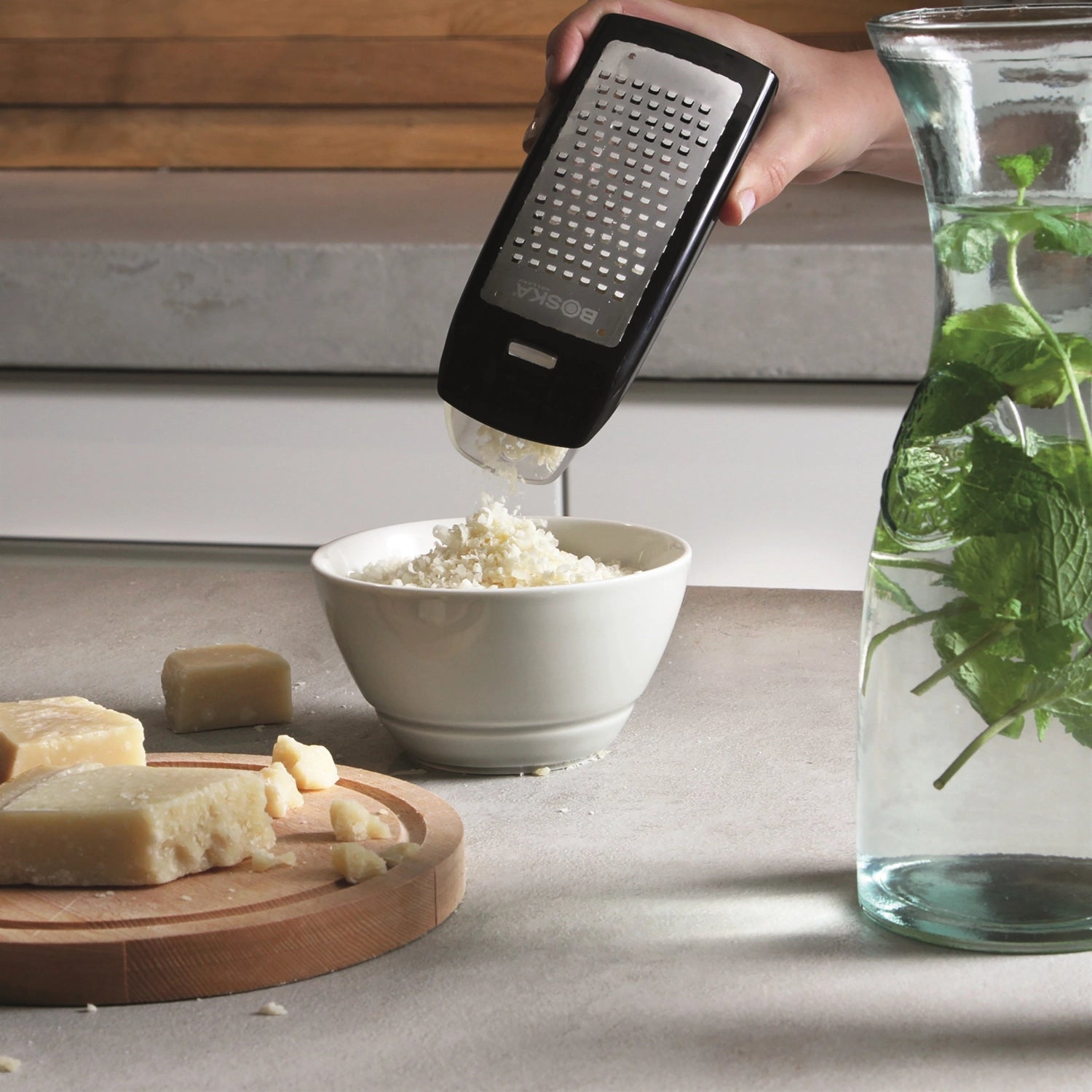 Der Easy Grater von Boska überzeugt durch seine benutzerfreundliche Handhabung und das elegante Design, perfekt für müheloses Reiben von Lebensmitteln.