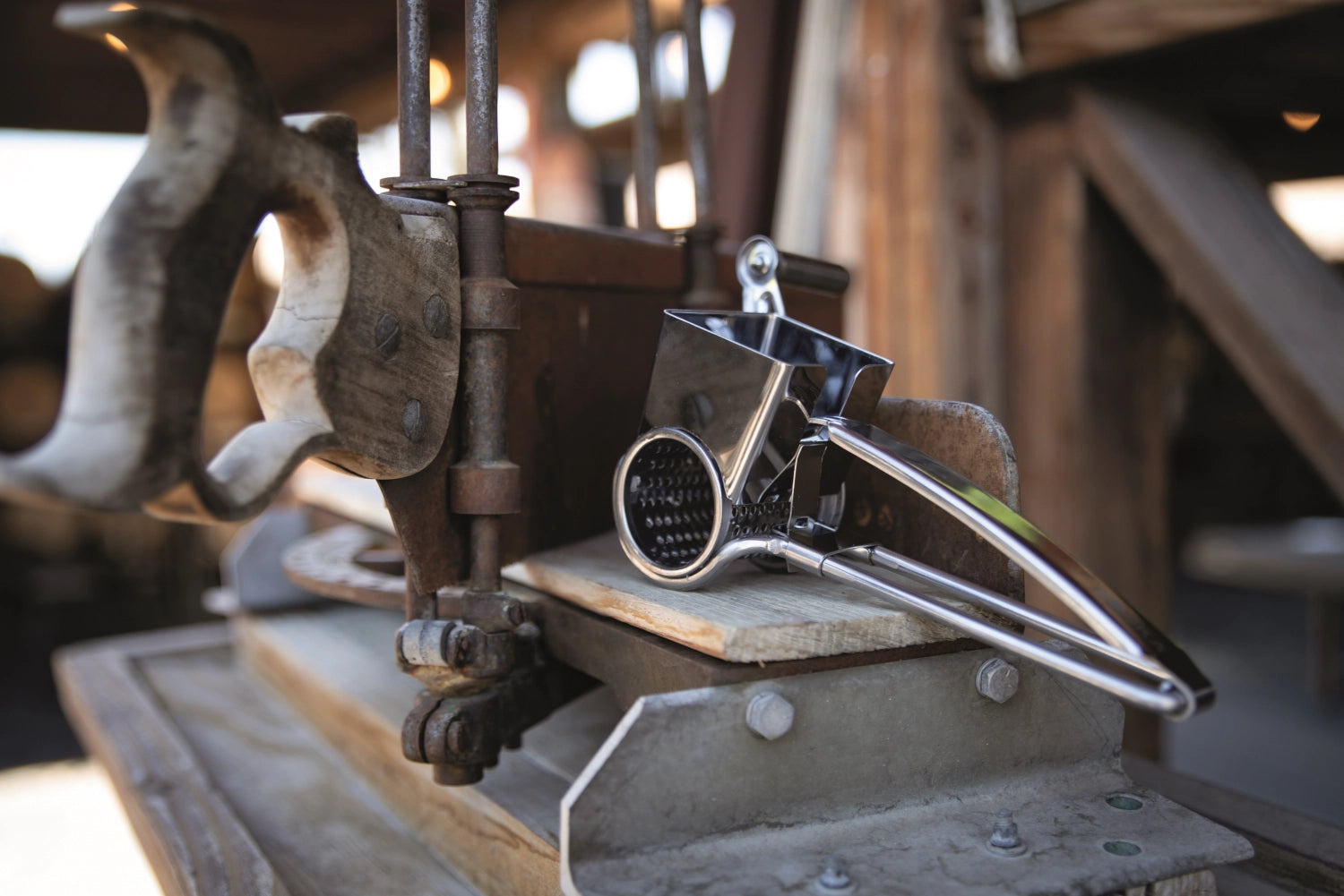 Käsereibemühle Explore von Boska, ideal zum einfachen Reiben von Käse, mit ergonomischem Design und hochwertiger Verarbeitung.