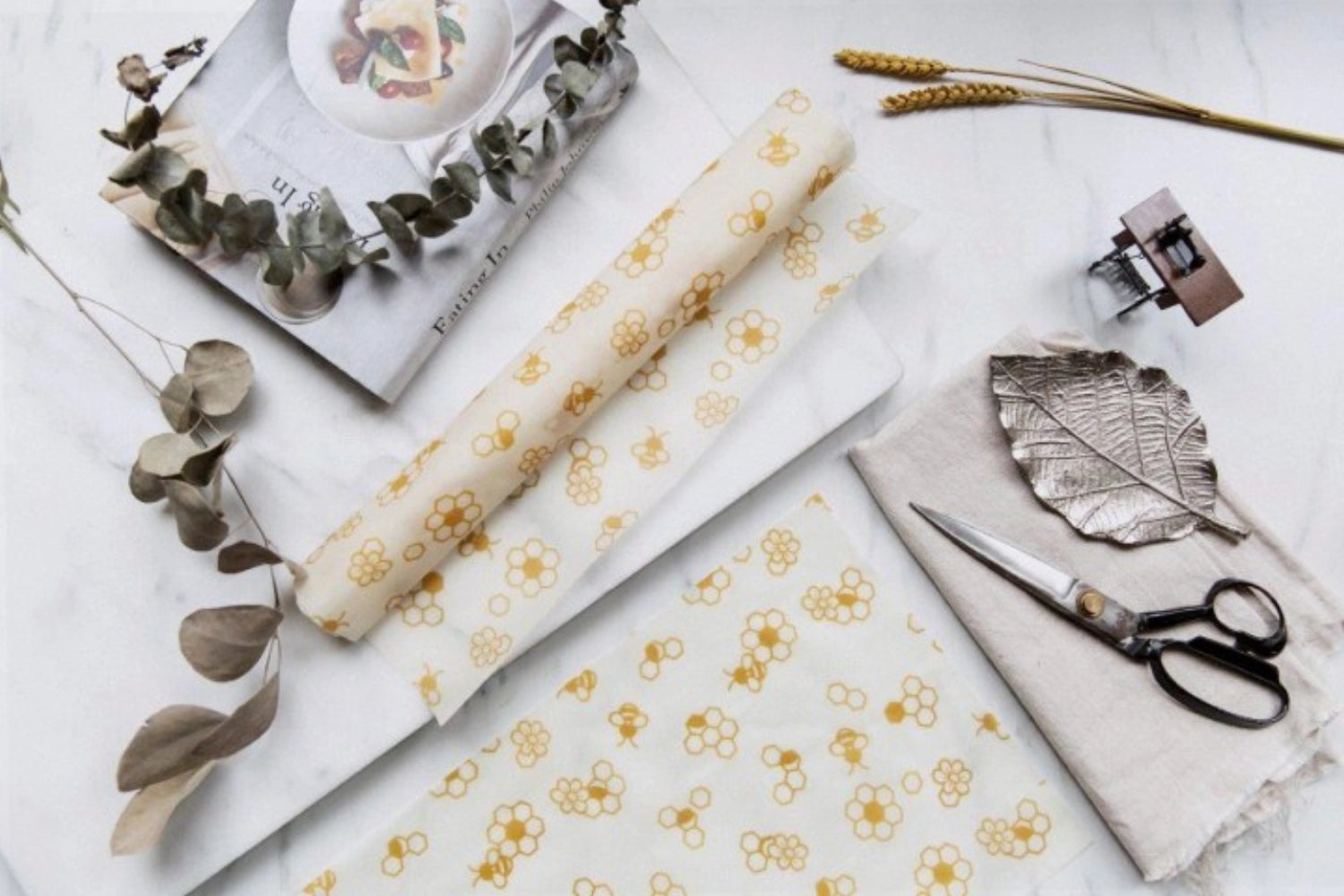 Entdecken Sie die Bienenwachstuch-Rolle Biene 30.5x90cm von Nuts Innovations – die umweltfreundliche Alternative für frische Lebensmittel und stilvolle Küchen.