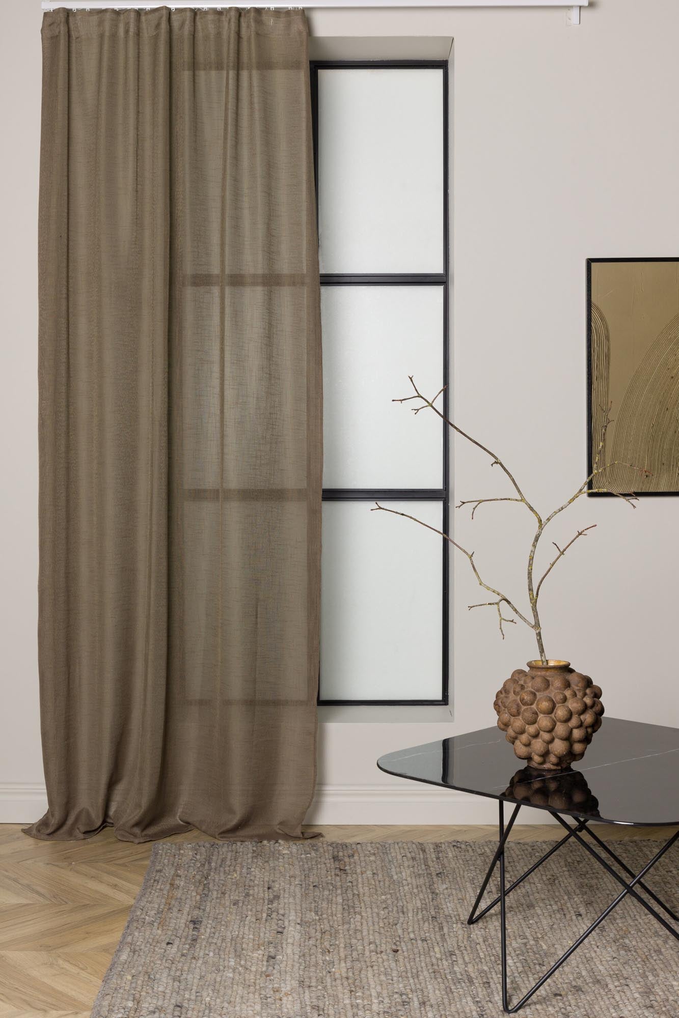 Kaya Vorhang 2er Set: Moderner beige Look, pflegeleichtes Polyester, großzügige Maße für große Fenster. Flexibel mit Multiband für kreative Anbringung.