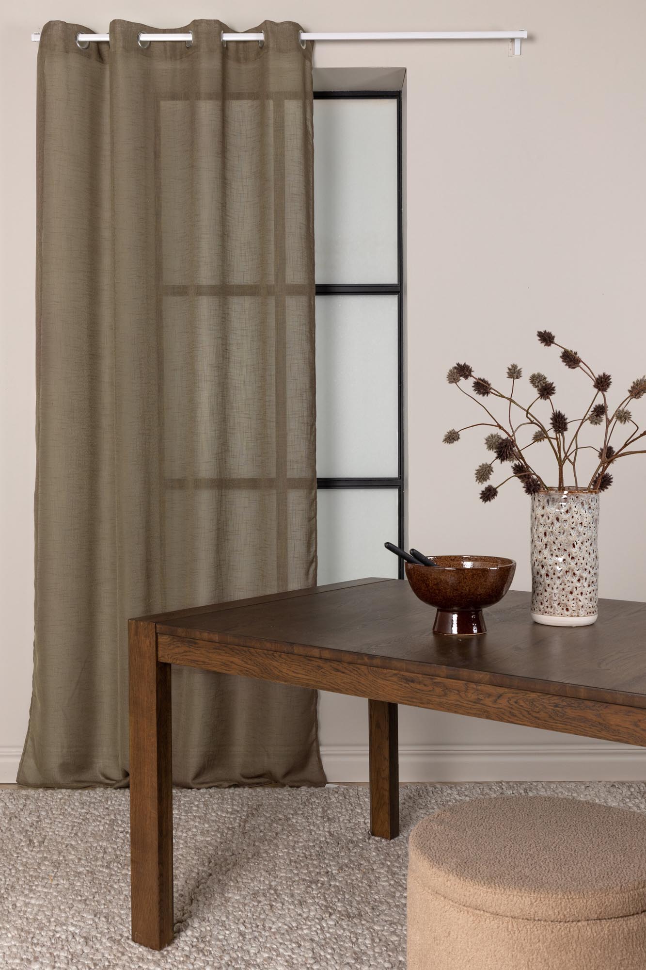 Kaya Vorhang im 2er Pack: Hochwertige, pflegeleichte Polyesterstoffe in Beige für stilvolle Fensterdekoration und gemütliche Atmosphäre.