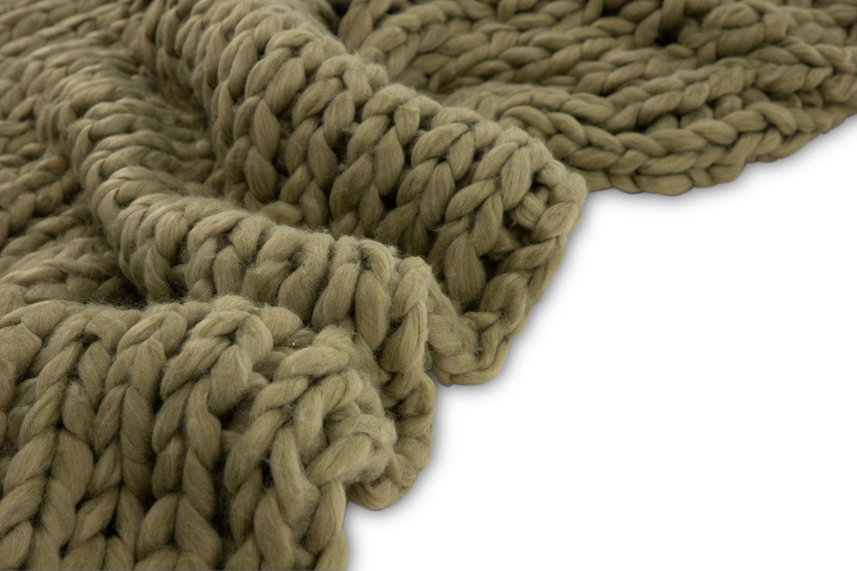 Kate Throw in Moosgrün präsentiert im Onlineshop von KAQTU Design AG. Wolldecke ist von Venture Home