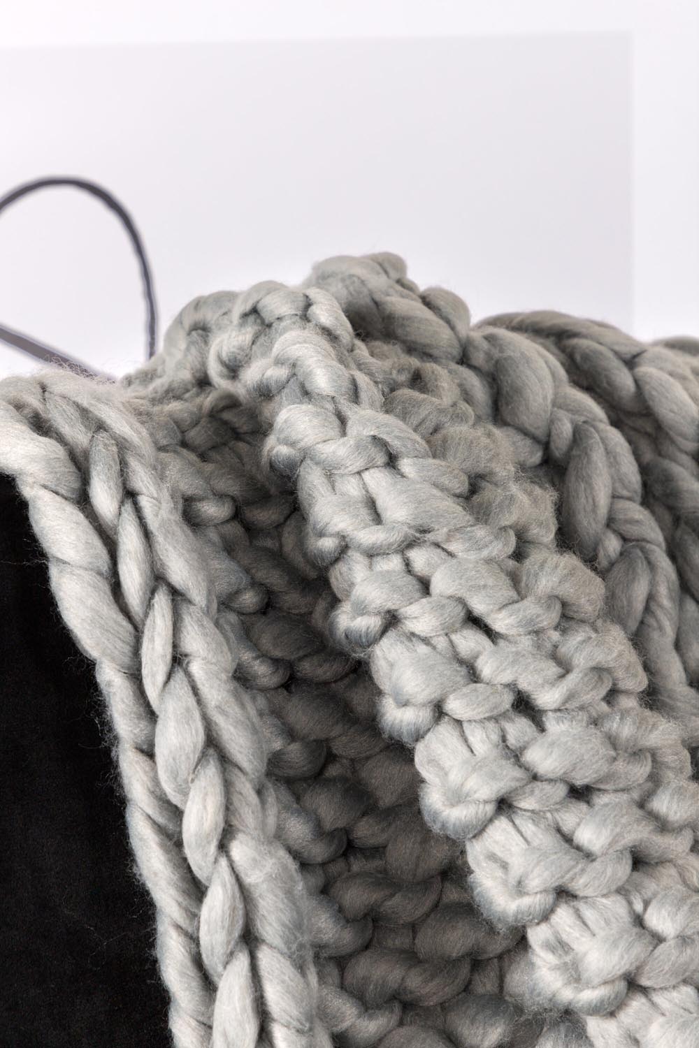 Kate Throw in Hellgrau präsentiert im Onlineshop von KAQTU Design AG. Wolldecke ist von Venture Home