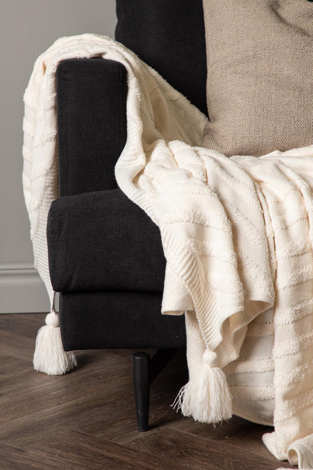 Katlyn Throw in Cremefarben präsentiert im Onlineshop von KAQTU Design AG. Wolldecke ist von Venture Home