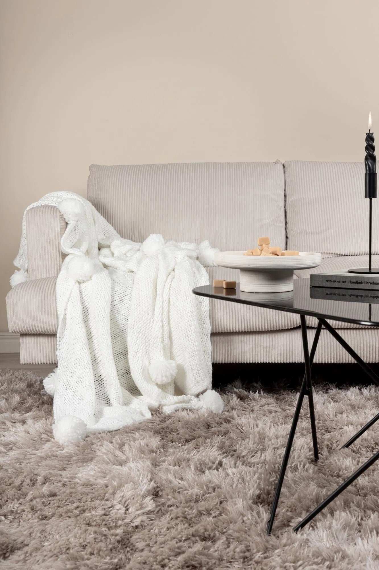 Kuschelige Anny Throw Decke in Beige für zeitlose Wohnakzente.