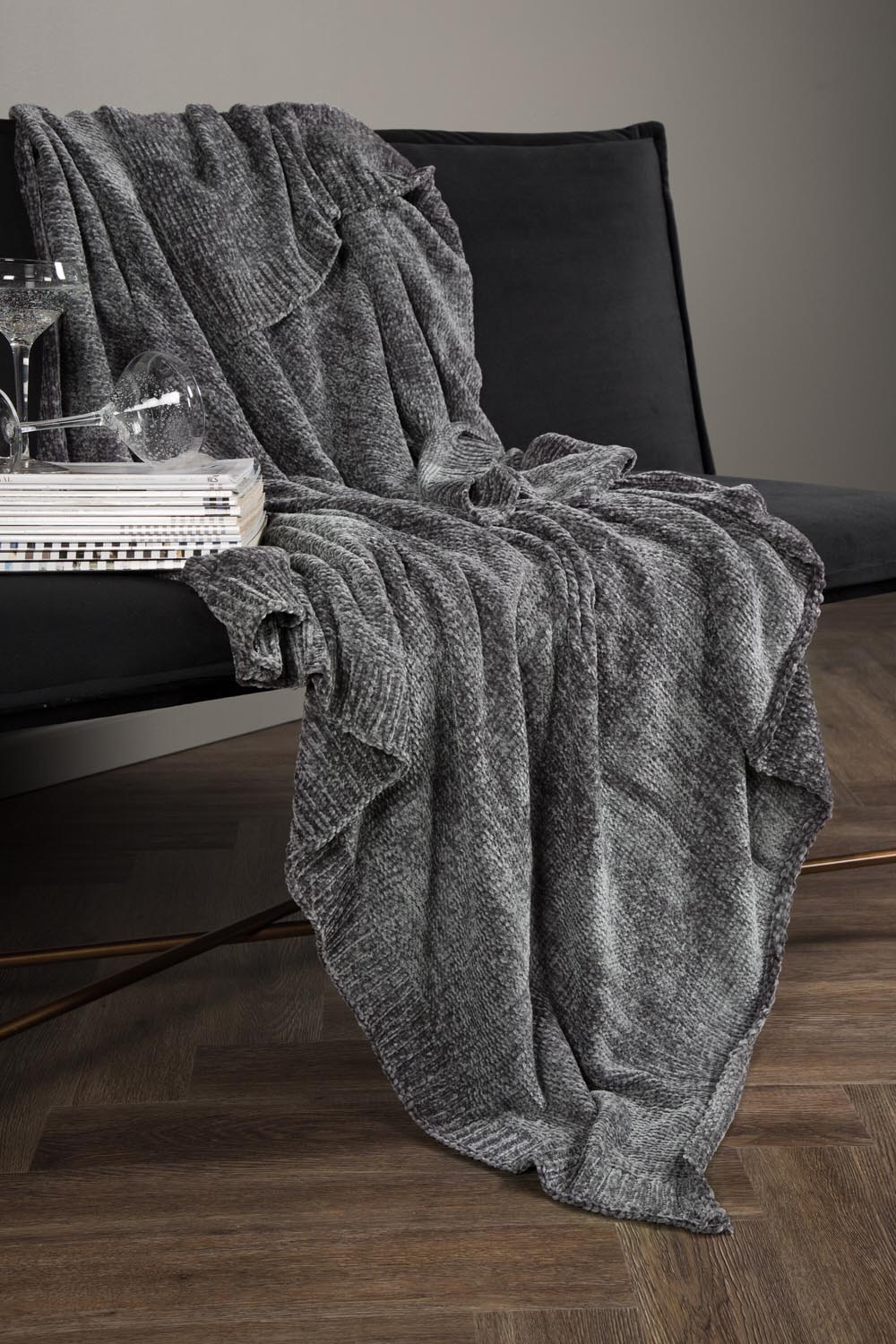 Ally Throw in Dunkelgrau präsentiert im Onlineshop von KAQTU Design AG. Wolldecke ist von Venture Home