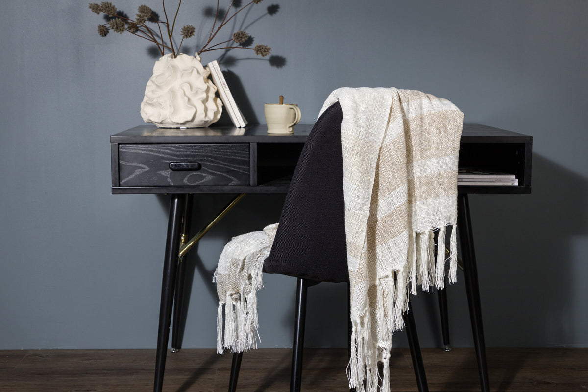 Sandy Throw in Offwhite/Beige/Braun präsentiert im Onlineshop von KAQTU Design AG. Wolldecke ist von Venture Home