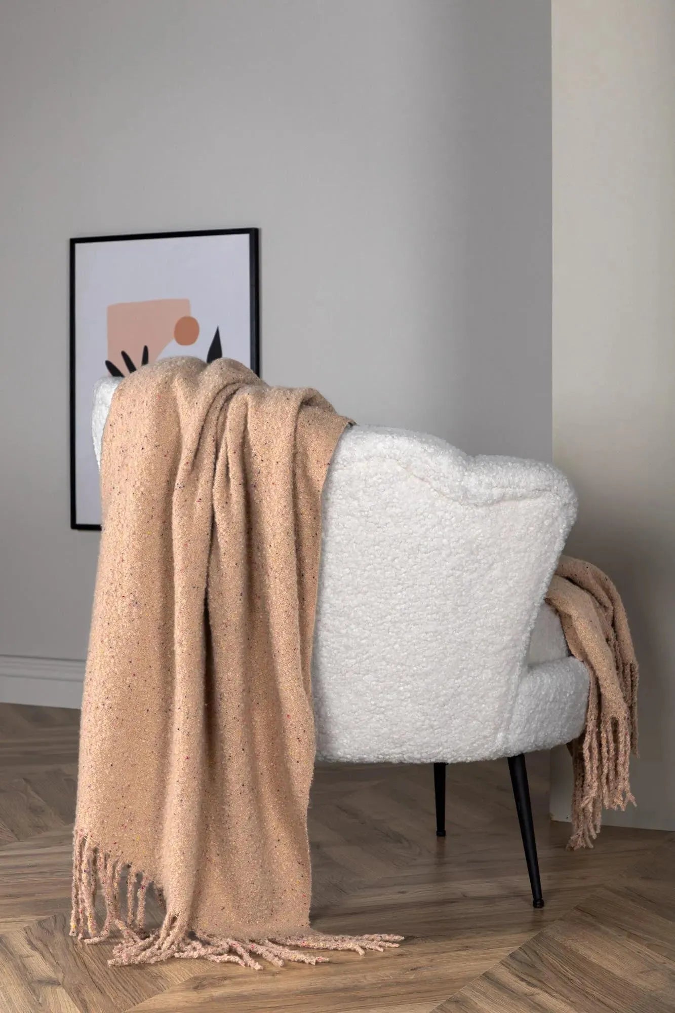 Luxuriöse Tilly Throw Decke von Venture Home für stilvolle Gemütlichkeit.