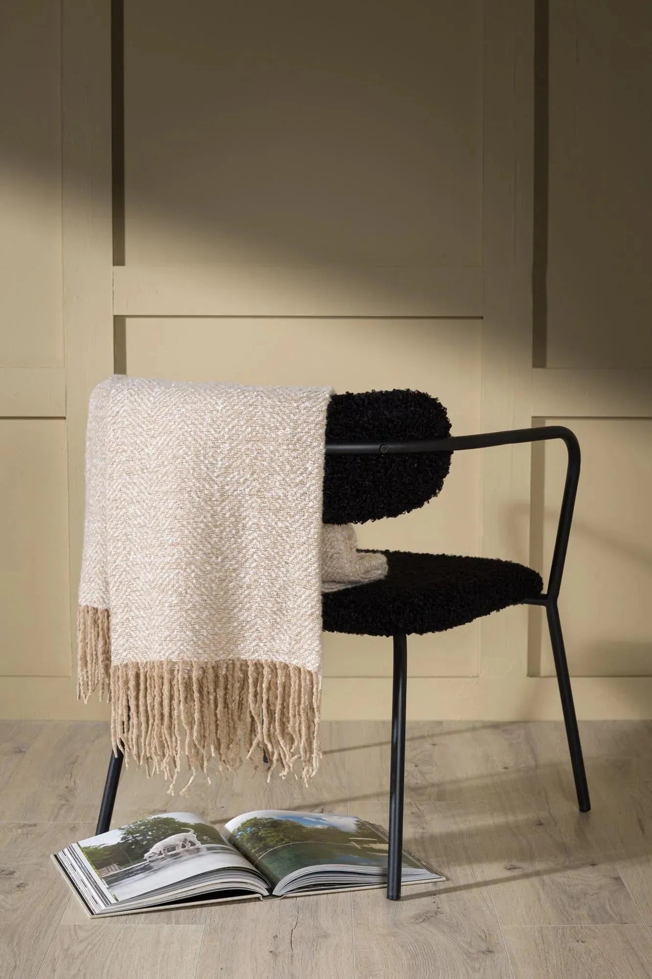 Elegante Toby Throw Decke von Venture Home für behagliche Momente.