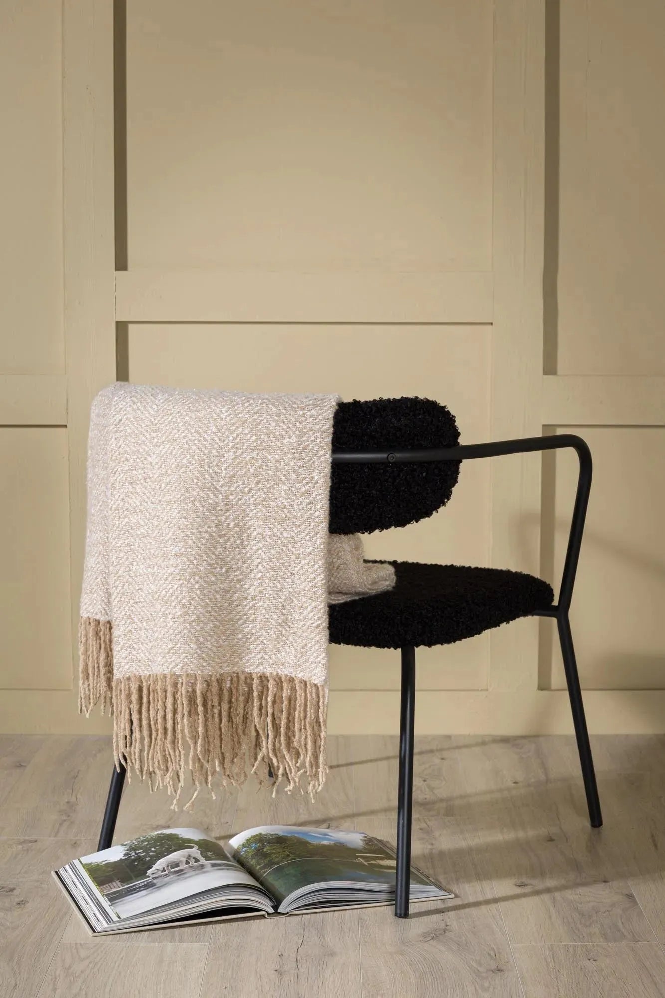 Kuschelige Toby Throw Decke von Venture Home für gemütliche Stunden.