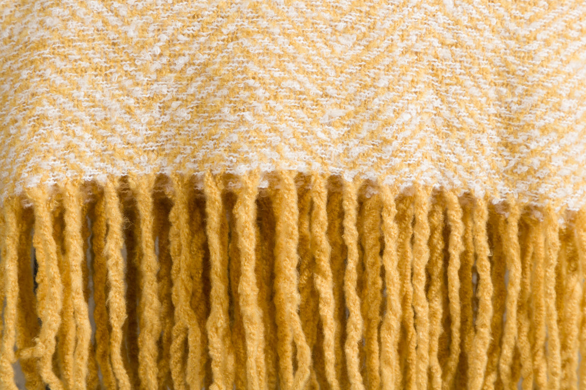 Toby Throw in Gelb präsentiert im Onlineshop von KAQTU Design AG. Wolldecke ist von Venture Home