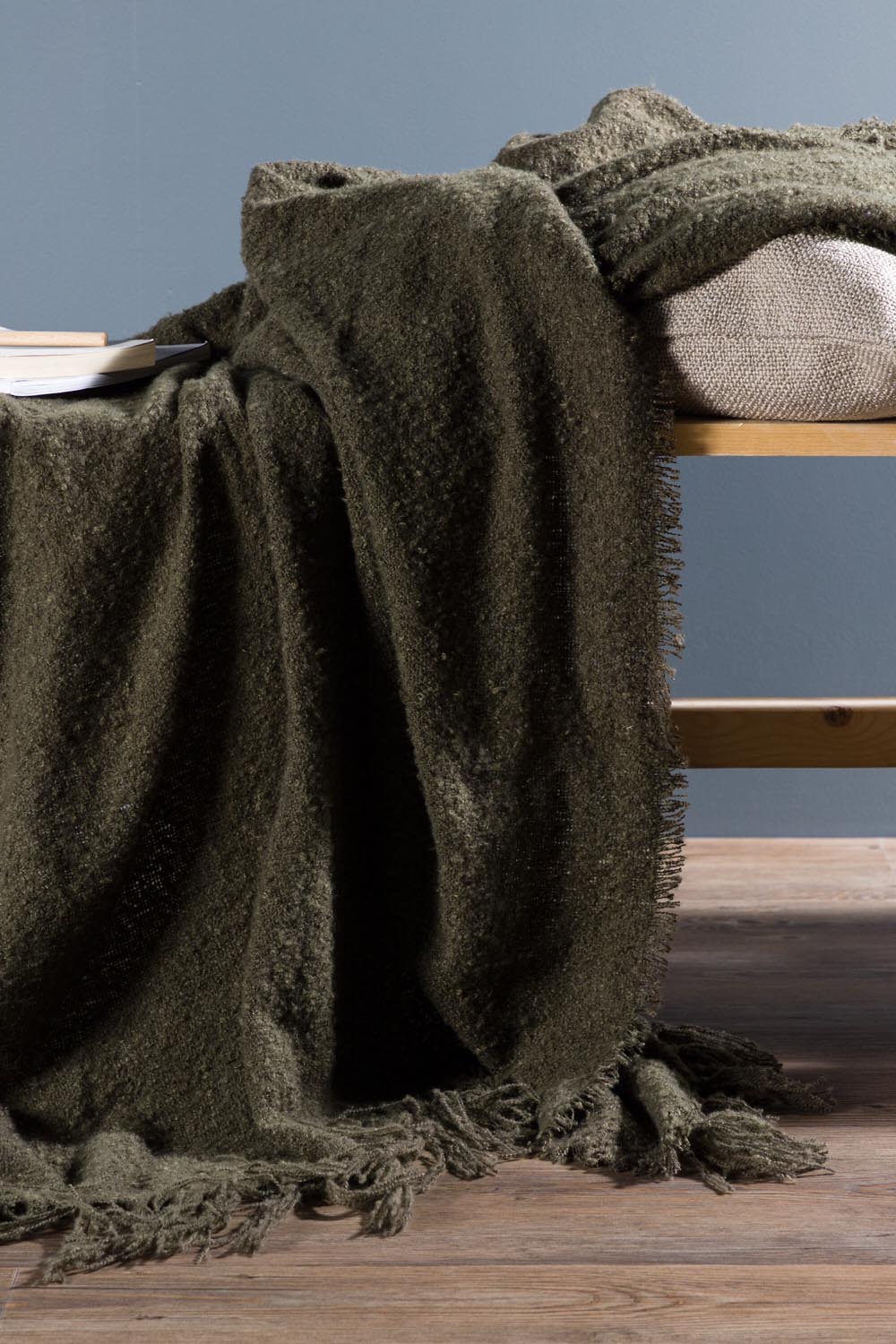 Stanly Throw in Moosgrün präsentiert im Onlineshop von KAQTU Design AG. Wolldecke ist von Venture Home
