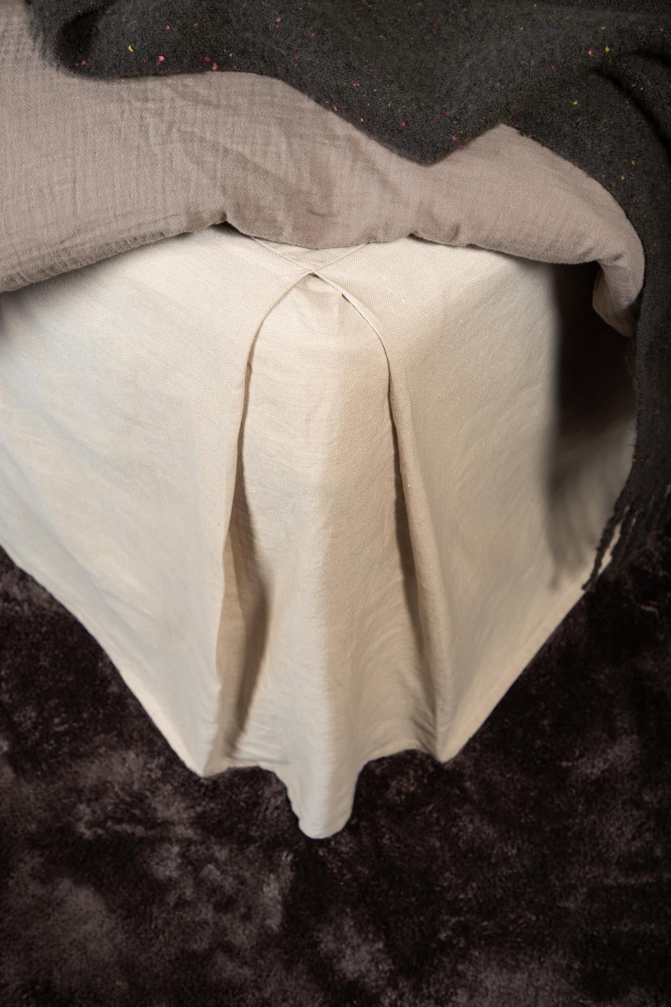 Eleganter Kimmy Bettrock in Beige, aus Baumwolle und Leinen, 180x200 cm, für stilvolle Schlafzimmer.