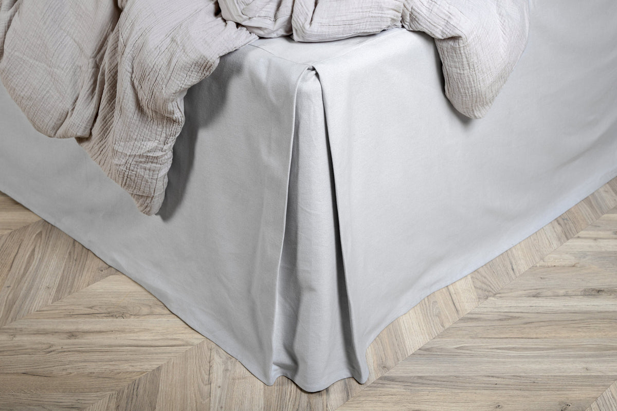 Ziggy Bettüberwurf in Hellgrau präsentiert im Onlineshop von KAQTU Design AG. Bettüberwurf ist von Venture Home