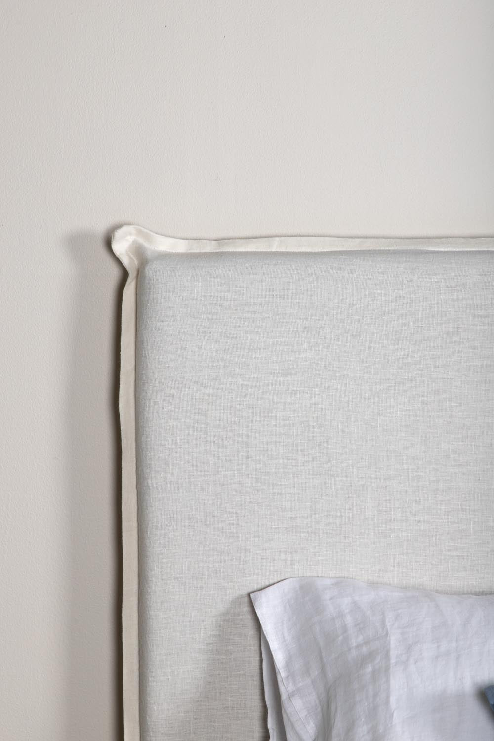 Signe Kopfteilbezug in Cremefarben präsentiert im Onlineshop von KAQTU Design AG. Zubehör Bett ist von Venture Home
