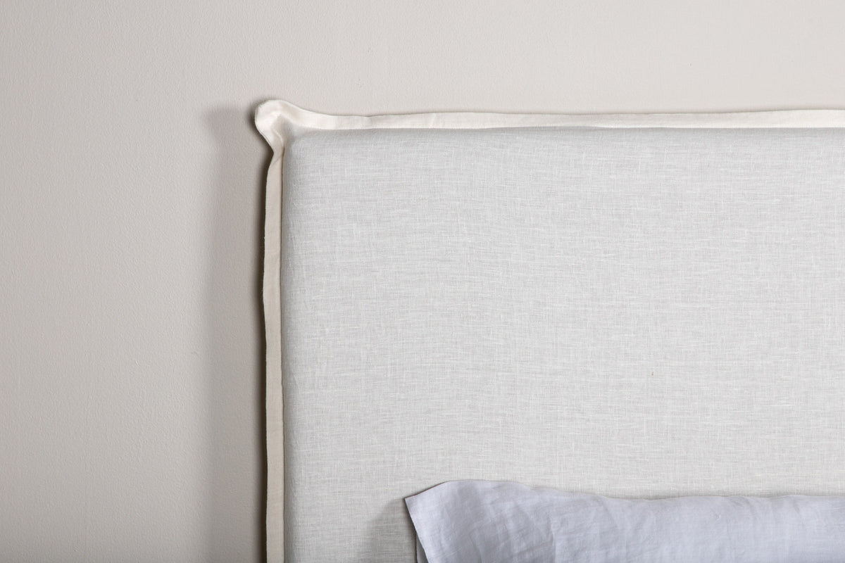 Signe Kopfteilbezug in Cremefarben präsentiert im Onlineshop von KAQTU Design AG. Zubehör Bett ist von Venture Home