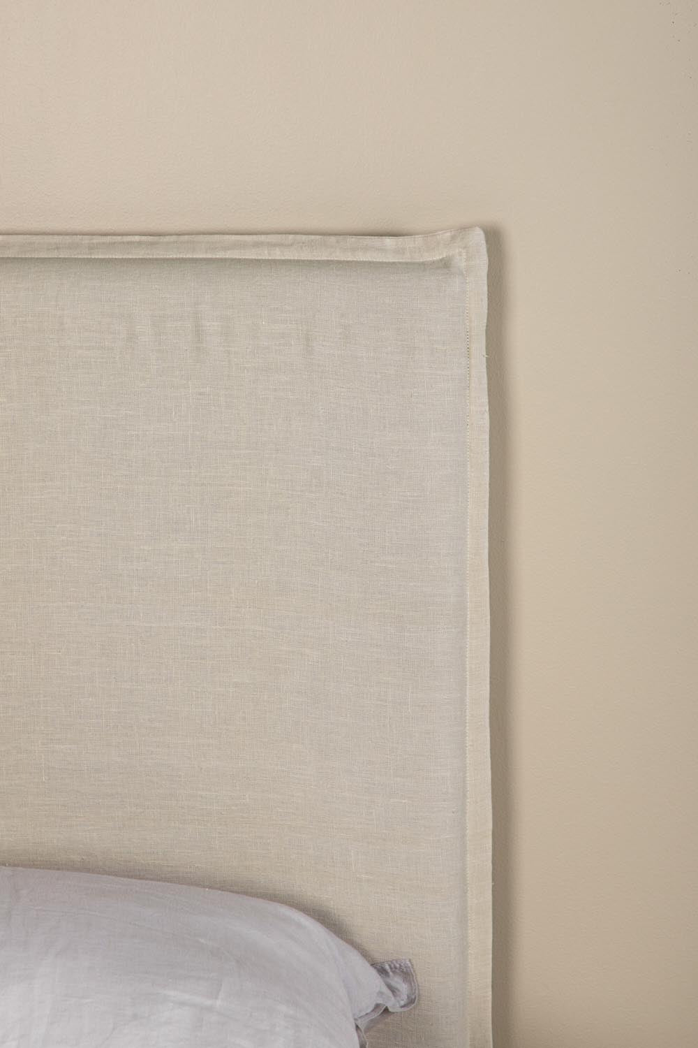 Signe Kopfteilbezug in Beige präsentiert im Onlineshop von KAQTU Design AG. Zubehör Bett ist von Venture Home