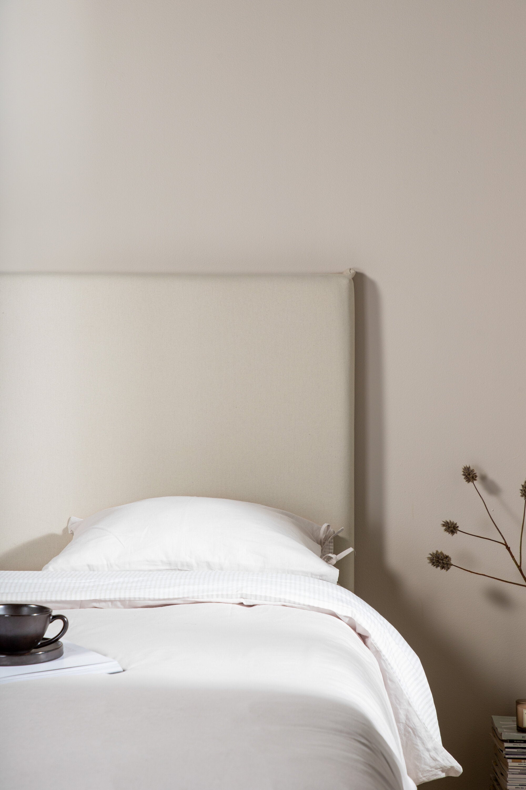 Saga Kopfteilbezug in Beige präsentiert im Onlineshop von KAQTU Design AG. Zubehör Bett ist von Venture Home