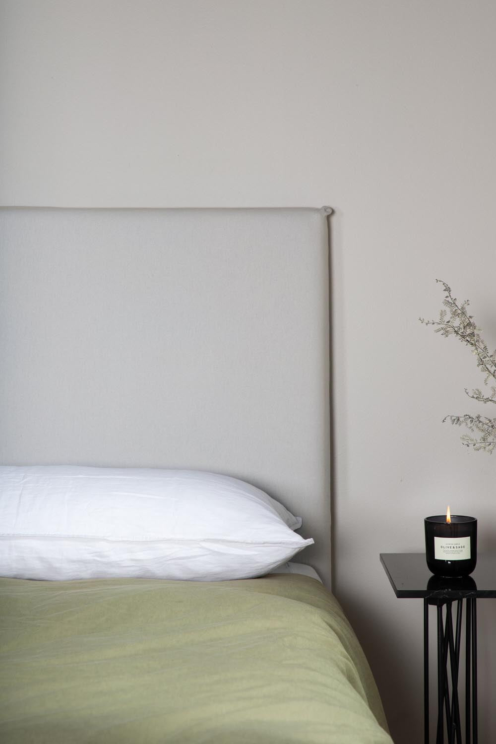 Saga Kopfteilbezug in Hellgrau präsentiert im Onlineshop von KAQTU Design AG. Zubehör Bett ist von Venture Home