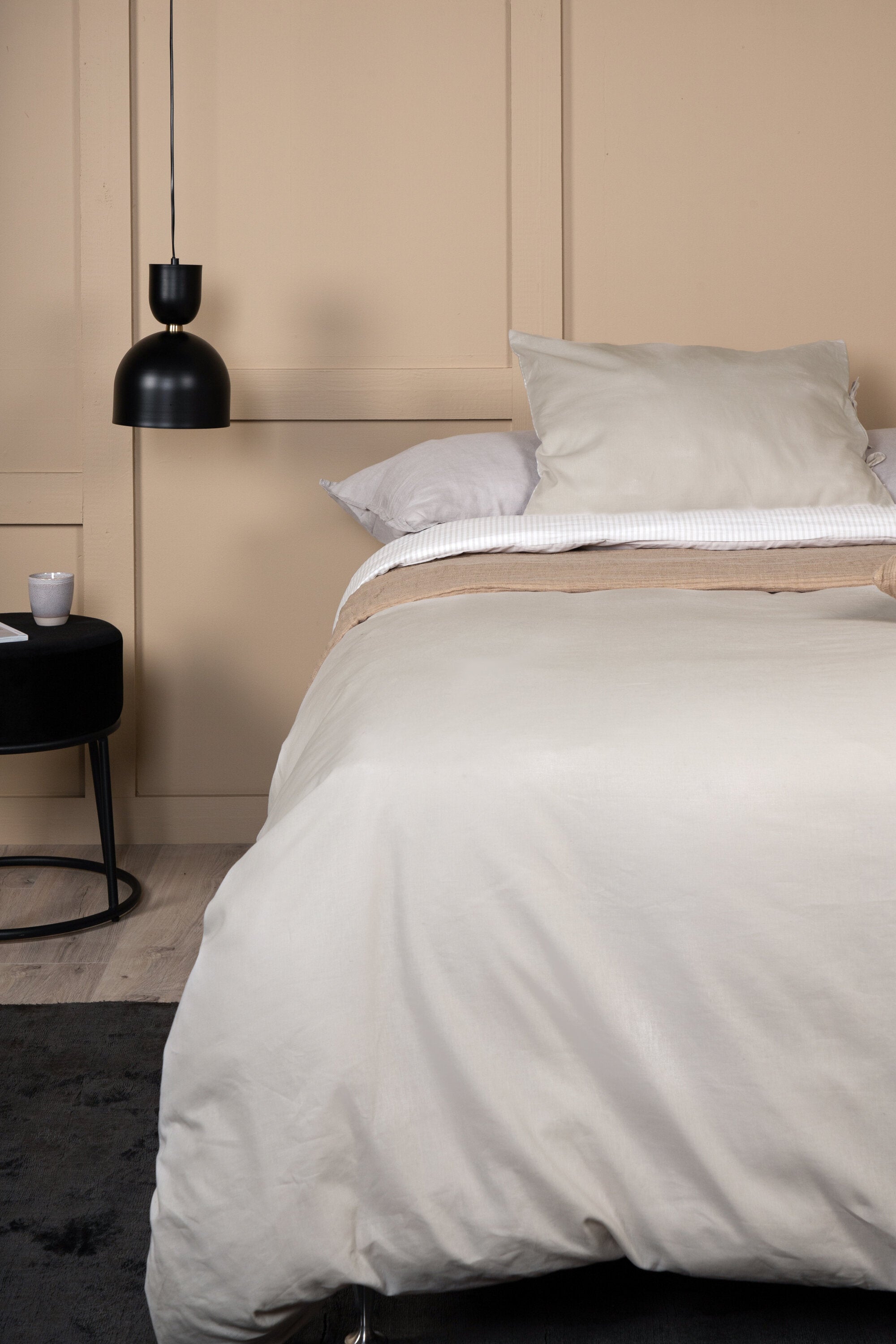 Jenna Bettgarnitur in Hellgrau präsentiert im Onlineshop von KAQTU Design AG. Bettwäsche ist von Venture Home