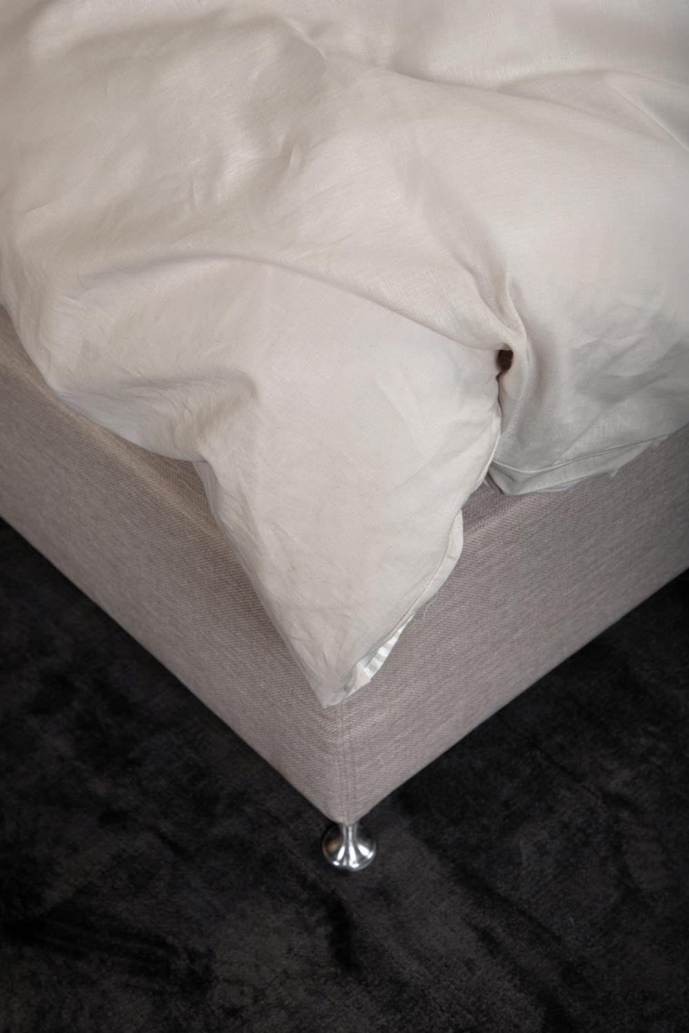 Jenna Bettgarnitur in Hellgrau präsentiert im Onlineshop von KAQTU Design AG. Bettwäsche ist von Venture Home
