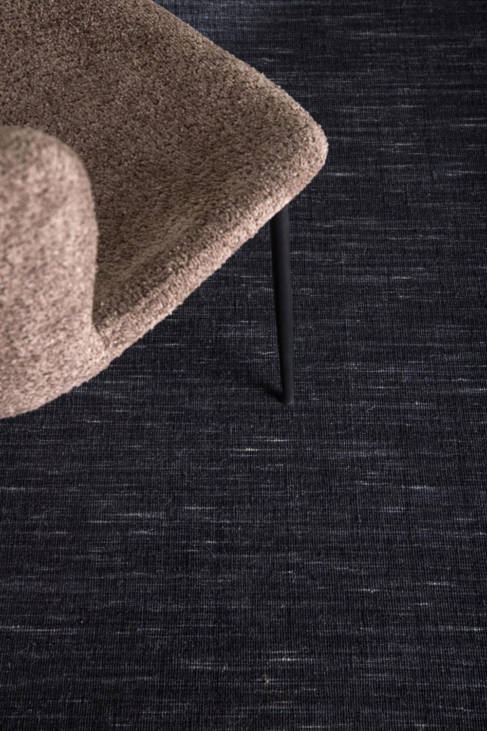 Elton Teppich in Schwarz präsentiert im Onlineshop von KAQTU Design AG. Teppich ist von Venture Home