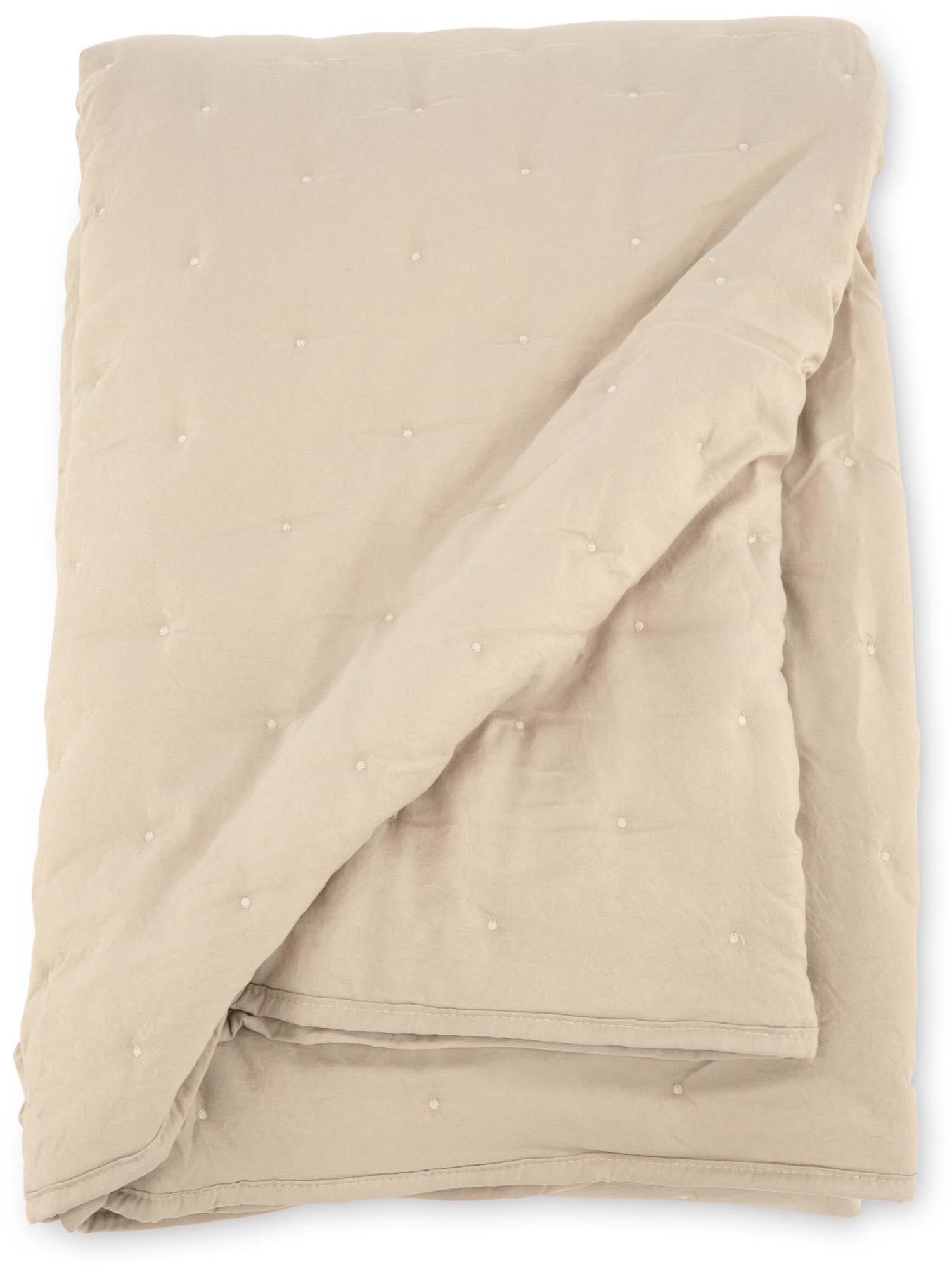 Entdecken Sie die Sally Tagesdecke von Venture Home – ein stilvolles Accessoire aus hochwertigem Polyester, das Gemütlichkeit und Eleganz in Ihr Schlafzimmer bringt.