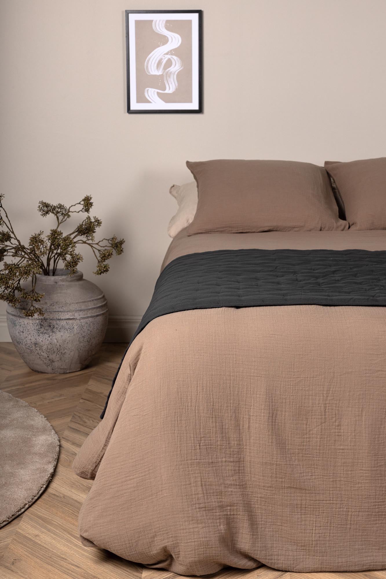 Entdecken Sie die Sally Tagesdecke von Venture Home – ein elegantes Accessoire aus hochwertigem Polyester, das Ihr Schlafzimmer stilvoll aufwertet.