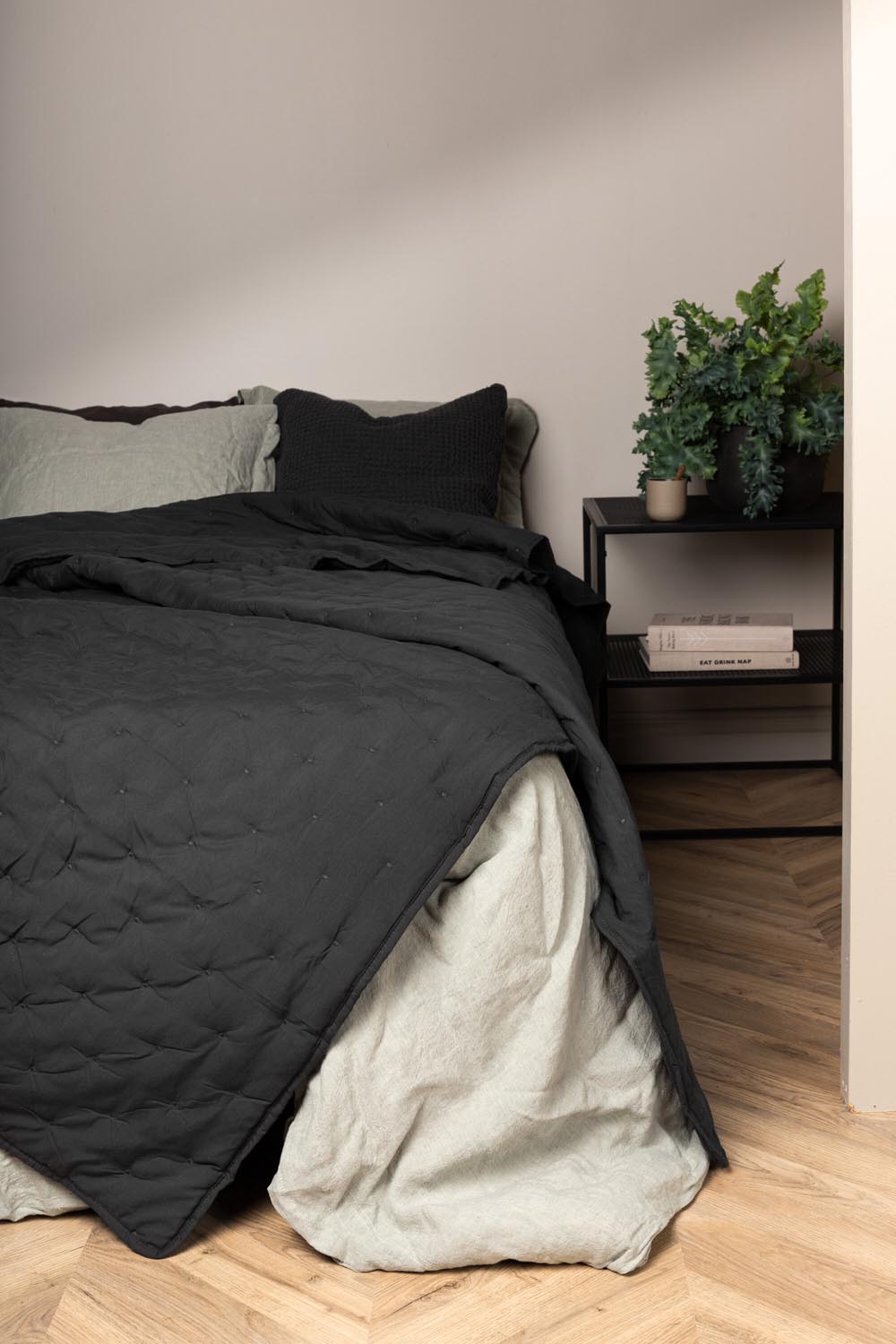 Sally Tagesdecke in Anthrazit präsentiert im Onlineshop von KAQTU Design AG. Bettüberwurf ist von Venture Home
