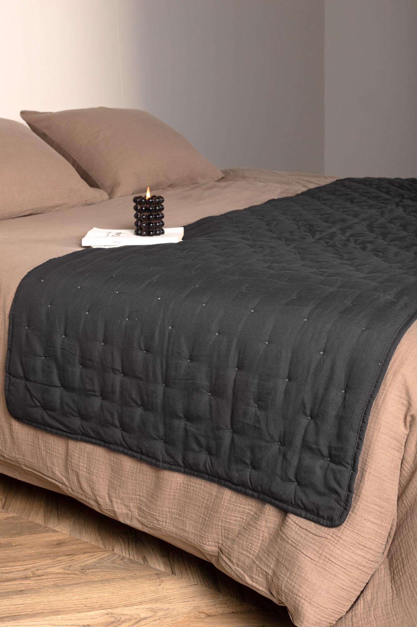 Entdecken Sie die Sally Tagesdecke von Venture Home: Elegante Erdfarben, weiches Polyester und einzigartige Details für ein stilvolles Ambiente.