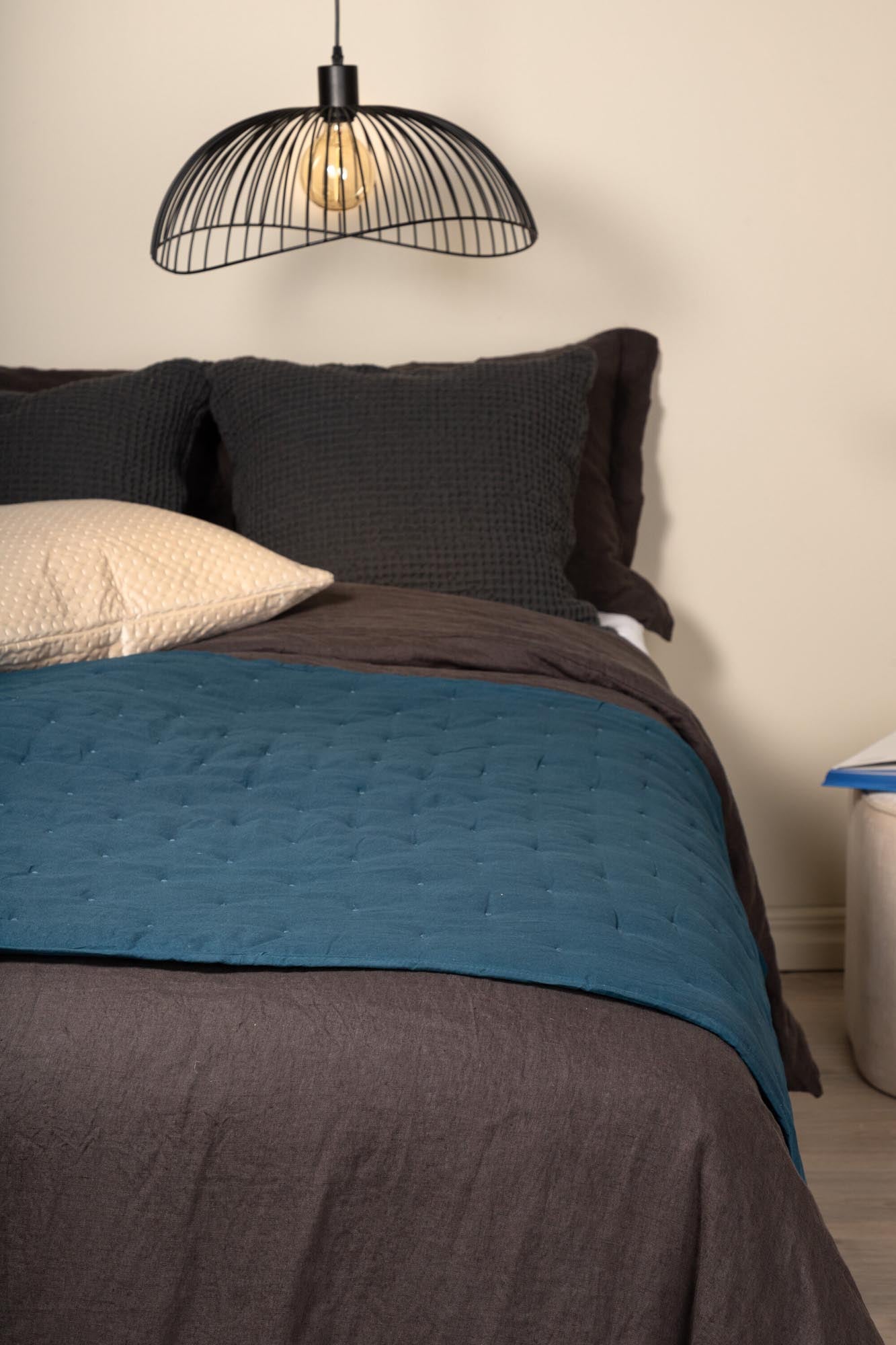 Entdecken Sie die Sally Tagesdecke von Venture Home – ein elegantes Accessoire aus hochwertigem Polyester, das Ihr Schlafzimmer stilvoll aufwertet.