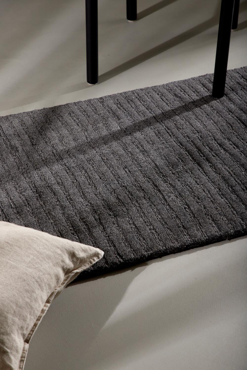 Milton Teppich in Dunkelgrau präsentiert im Onlineshop von KAQTU Design AG. Teppich ist von Venture Home