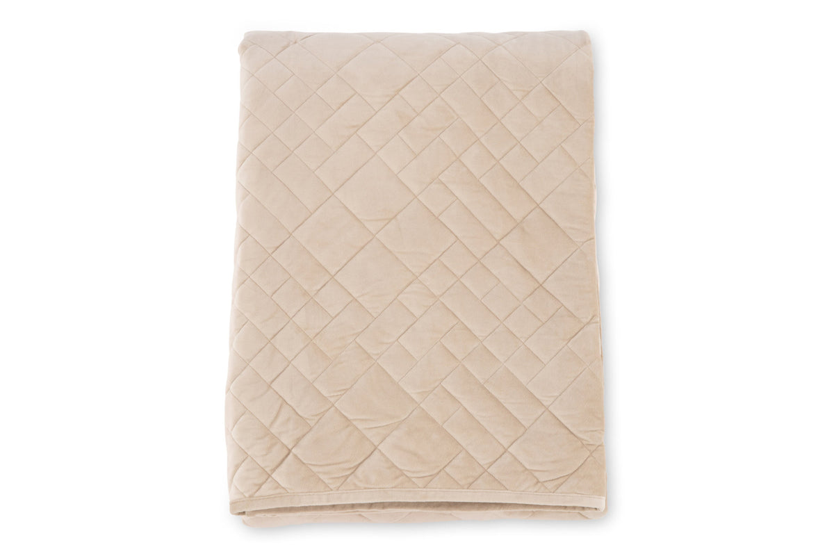 Tagesdecke Jilly von Venture Home aus Polyester, einfarbig, auf einem Bett ausgebreitet