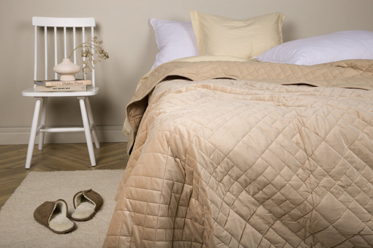 Tagesdecke Jilly von Venture Home aus Polyester, einfarbig, auf einem Bett ausgebreitet