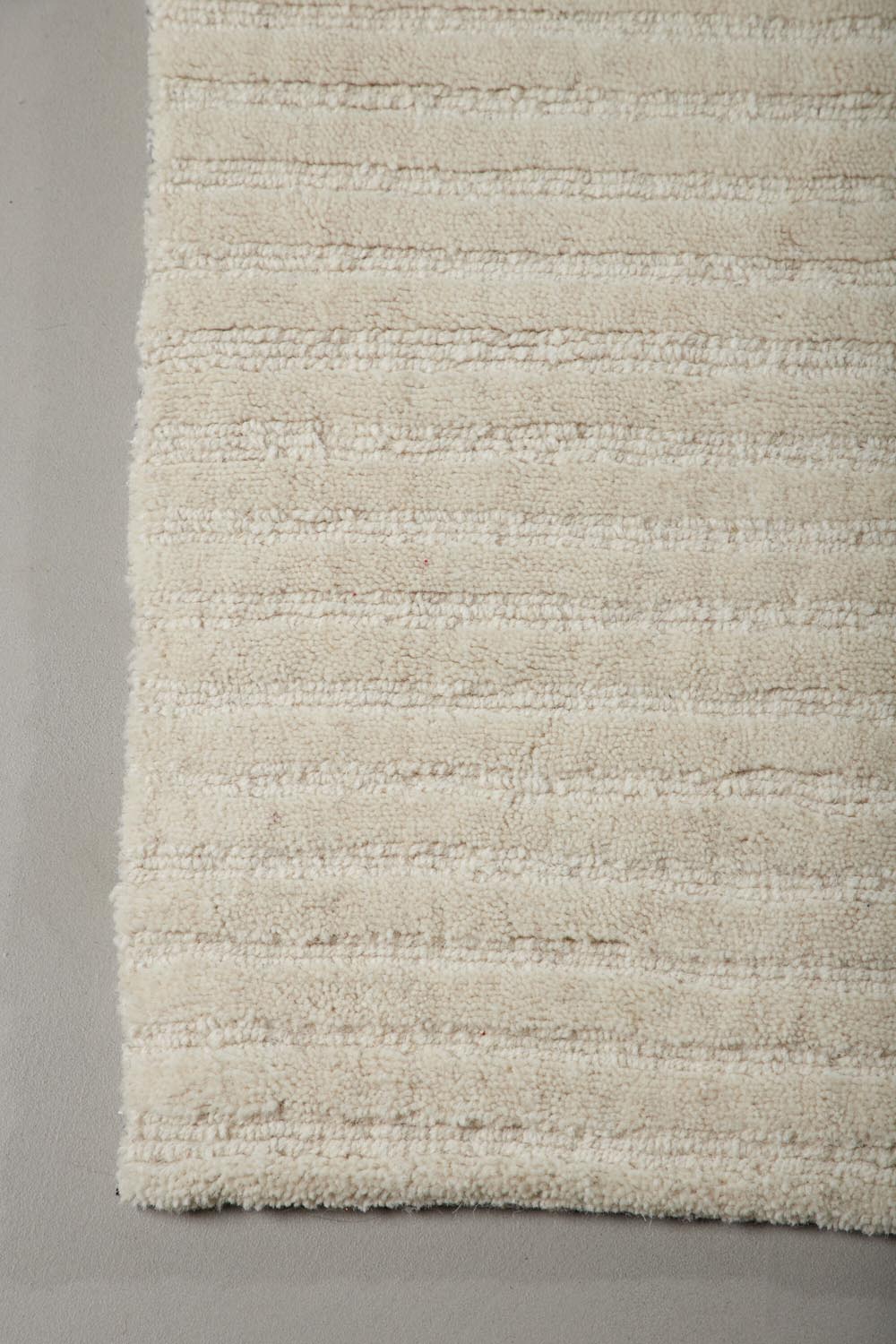 Milton Teppich in Weiss präsentiert im Onlineshop von KAQTU Design AG. Teppich ist von Venture Home