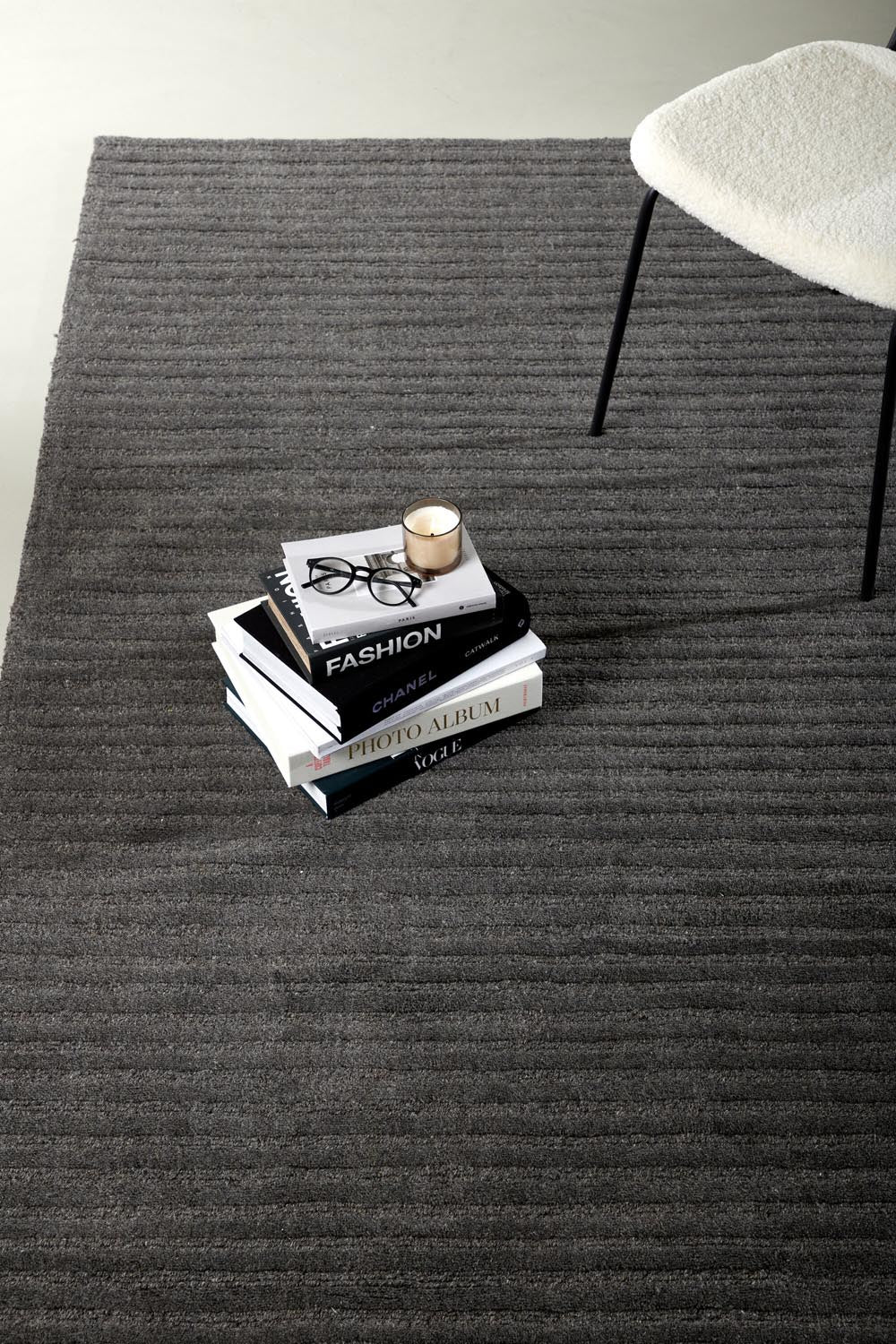Milton Teppich in Dunkelgrau präsentiert im Onlineshop von KAQTU Design AG. Teppich ist von Venture Home