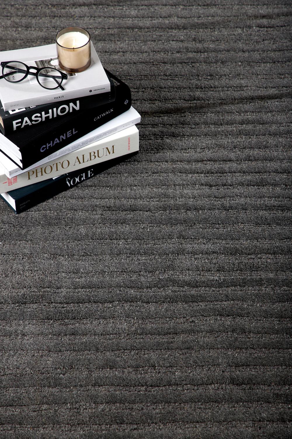 Milton Teppich in Dunkelgrau präsentiert im Onlineshop von KAQTU Design AG. Teppich ist von Venture Home
