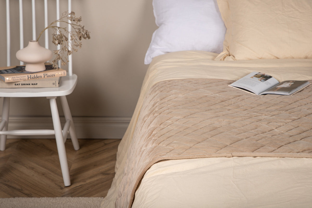 Jilly Tagesdecke in Beige präsentiert im Onlineshop von KAQTU Design AG. Bettüberwurf ist von Venture Home