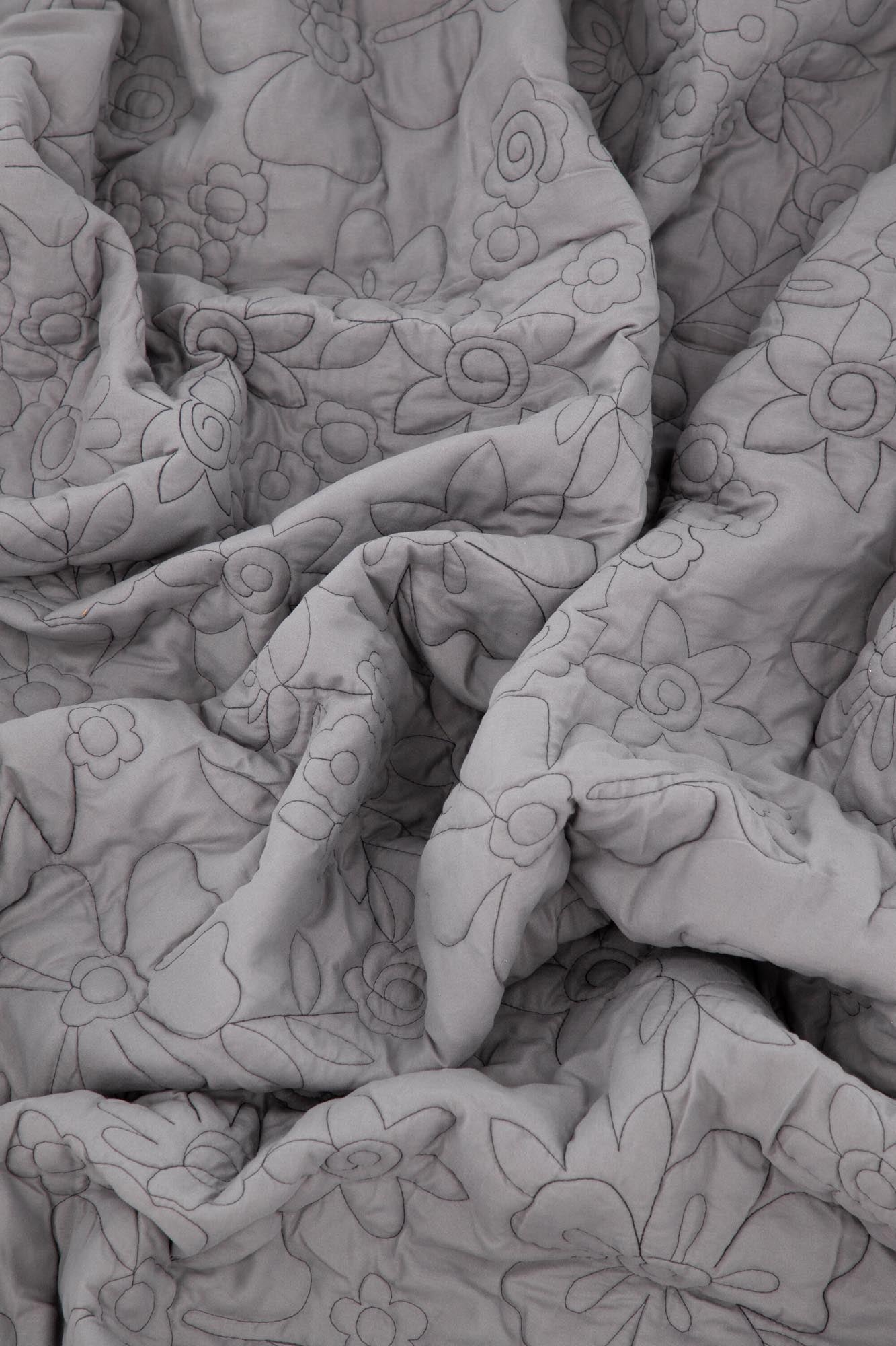Niki Tagesdecke von Venture Home: Elegante, pflegeleichte Bettüberwurf für ein modernes Schlafzimmer mit neutralen Farbtönen und floralen Mustern.