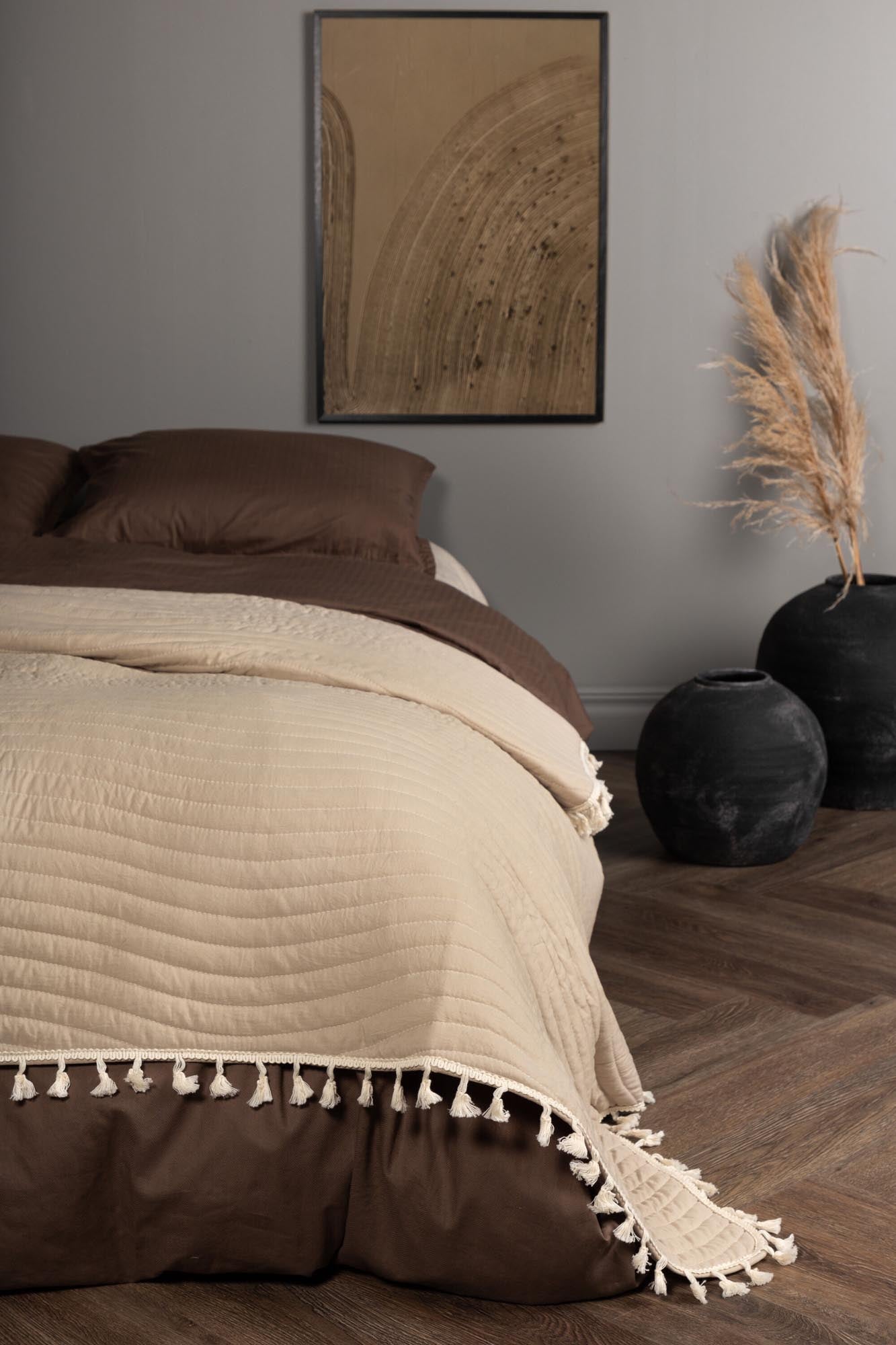Lias Tagesdecke in Beige präsentiert im Onlineshop von KAQTU Design AG. Bettüberwurf ist von Venture Home