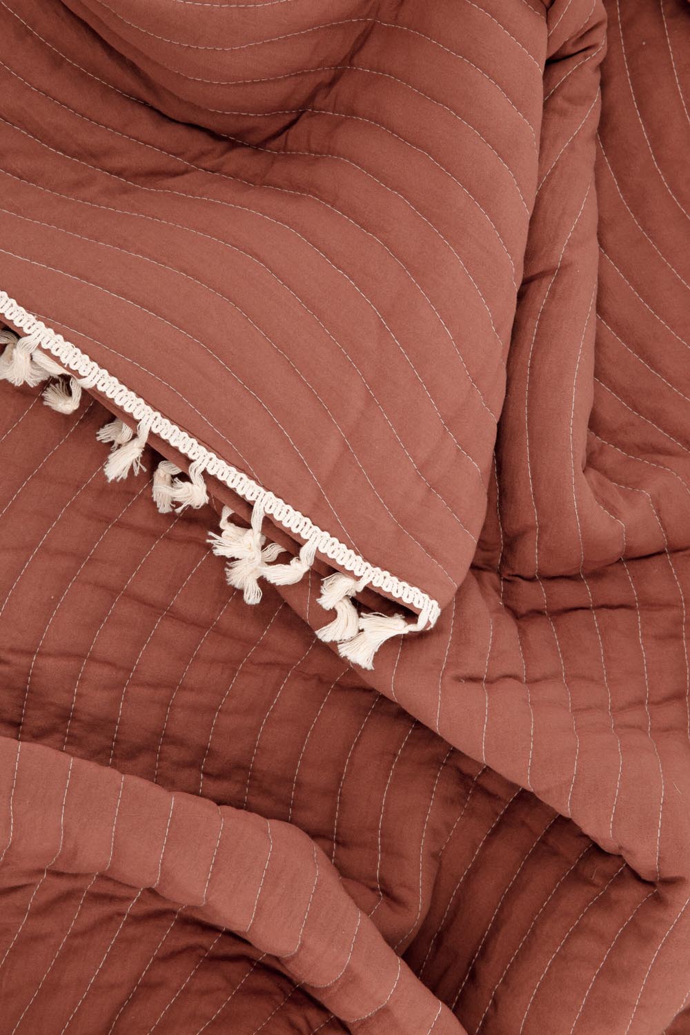 Lias Tagesdecke in Rostiges Rot präsentiert im Onlineshop von KAQTU Design AG. Bettüberwurf ist von Venture Home