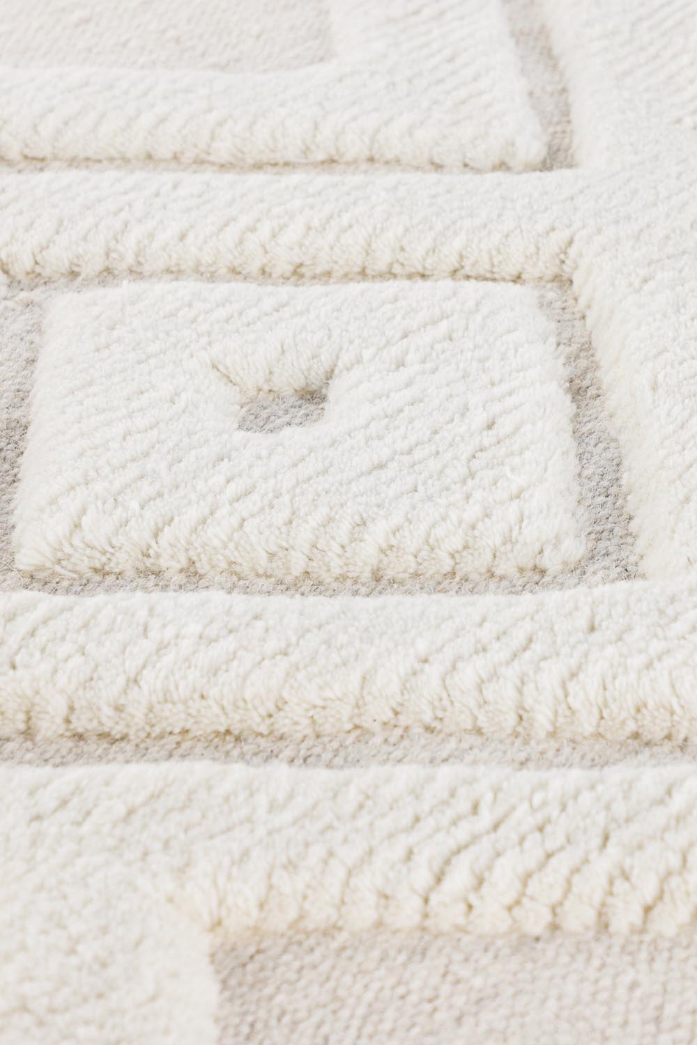 Dahlia Wool Teppich in Weiss präsentiert im Onlineshop von KAQTU Design AG. Teppich ist von Vind
