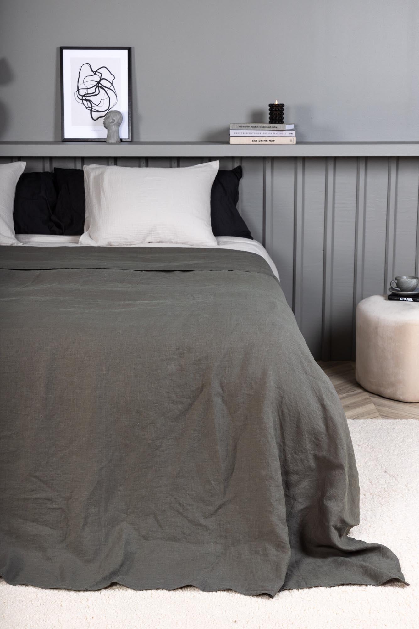 Milo Tagesdecke von Venture Home: Hochwertiges Leinen, stilvolle Beige-Töne, ideal für Bett und Couch. Pflegeleicht und langlebig.