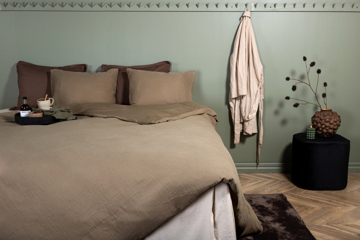 Mila Bettgarnitur in Braun präsentiert im Onlineshop von KAQTU Design AG. Bettwäsche ist von Venture Home