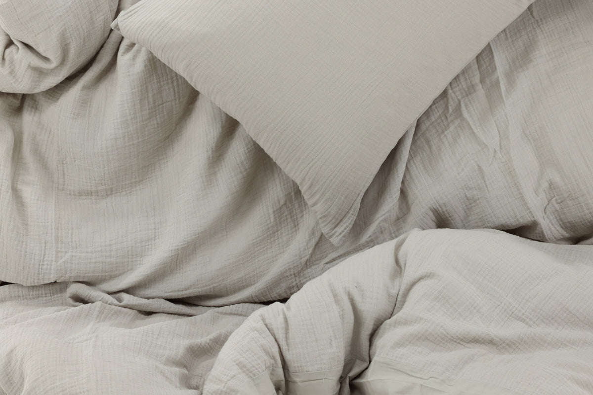 Mila Bettgarnitur in Hellgrau präsentiert im Onlineshop von KAQTU Design AG. Bettwäsche ist von Venture Home