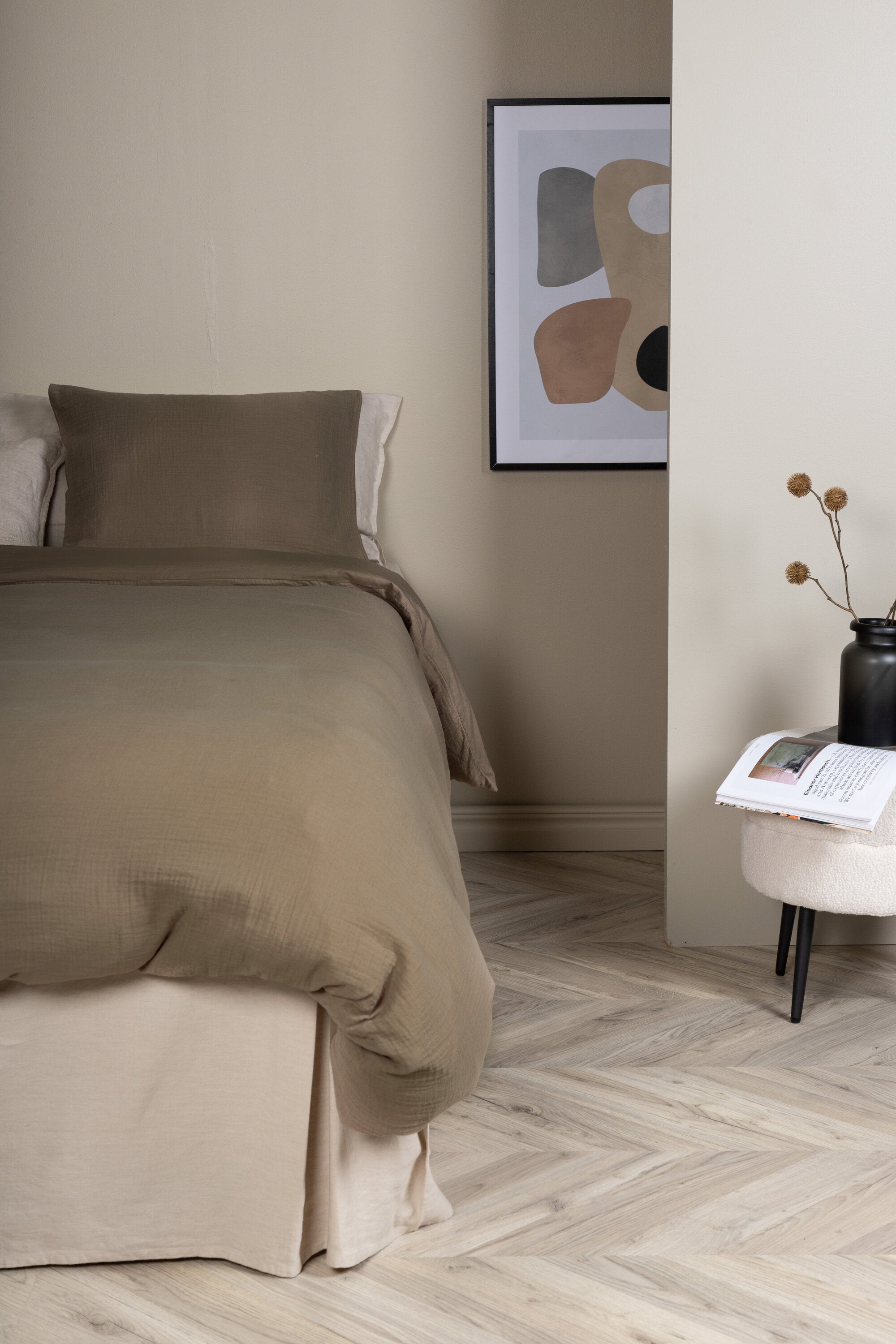 Mila Bettgarnitur in Braun präsentiert im Onlineshop von KAQTU Design AG. Bettwäsche ist von Venture Home